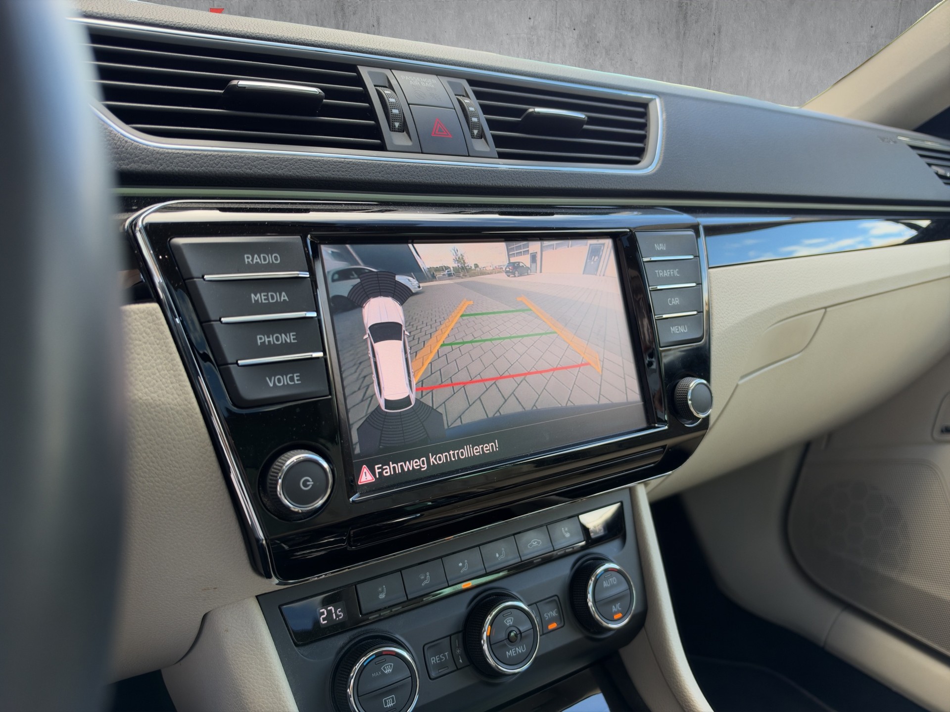 SKODA Superb Combi 2.0 TDI 190 L & K 4x4 DSG-image-16