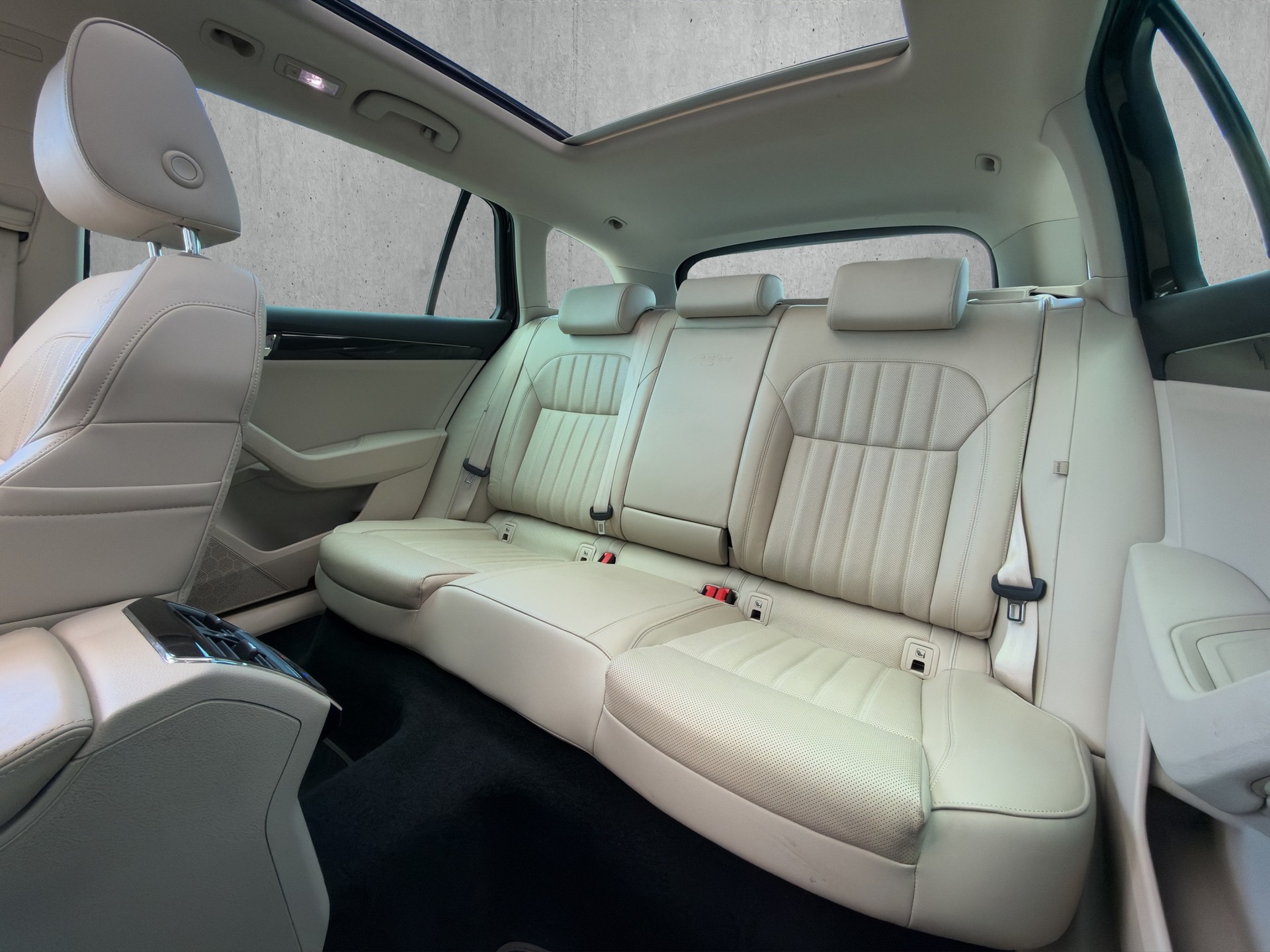 SKODA Superb Combi 2.0 TDI 190 L & K 4x4 DSG-image-11