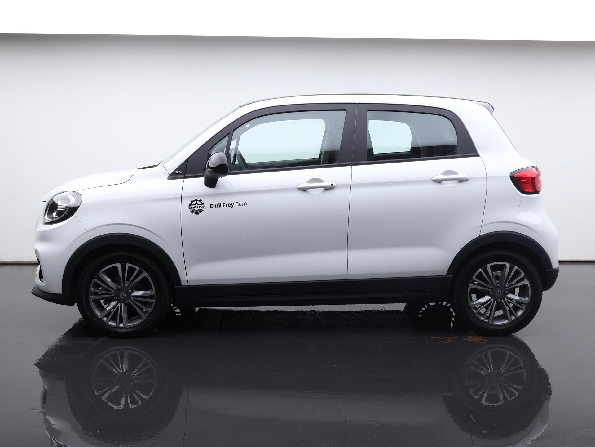 LEAPMOTOR T03 Electric-showroom-element-1