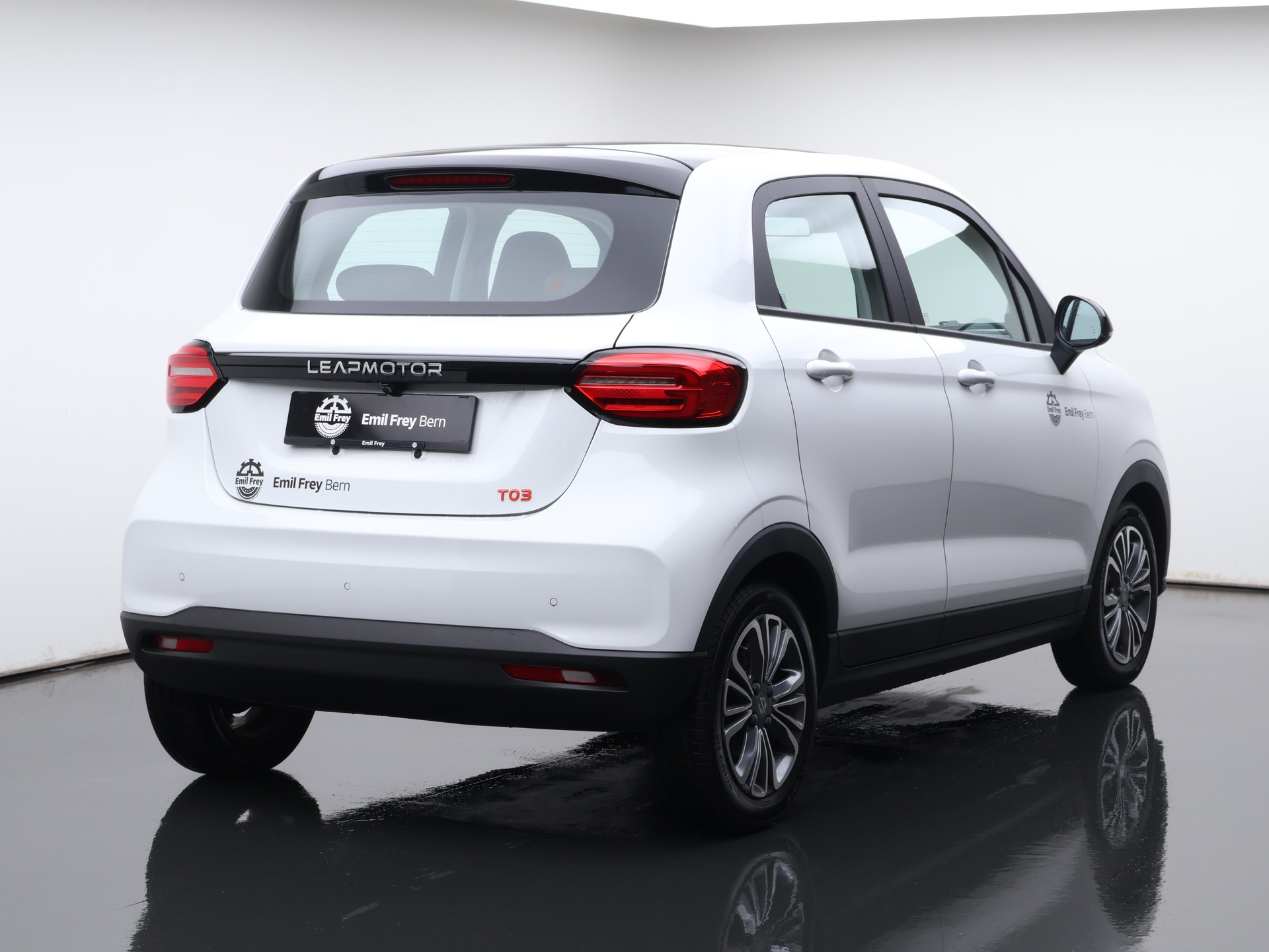 LEAPMOTOR T03 Electric-showroom-element-2