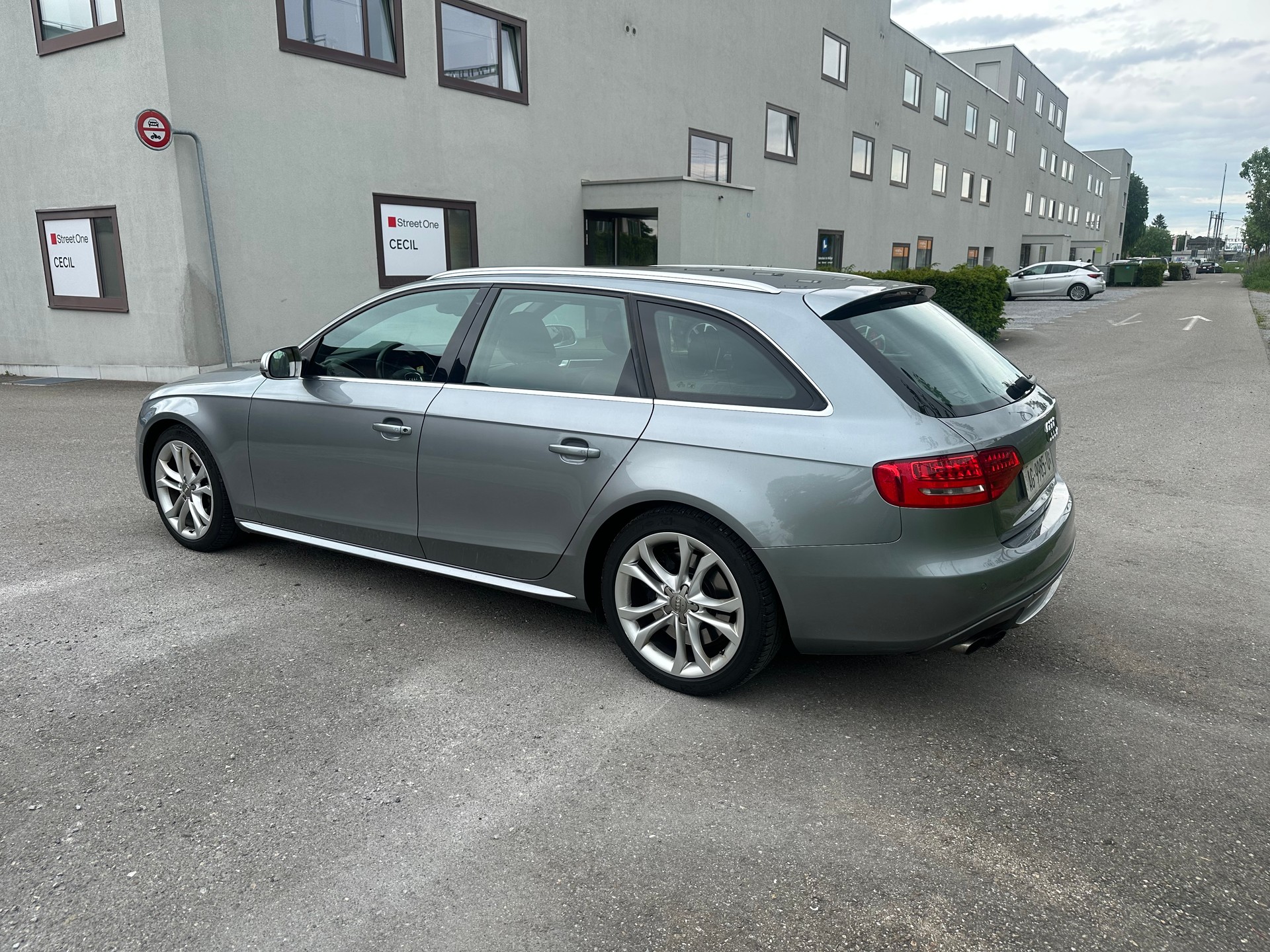 AUDI S4 Avant 3.0 TFSI quattro S-tronic-image-2