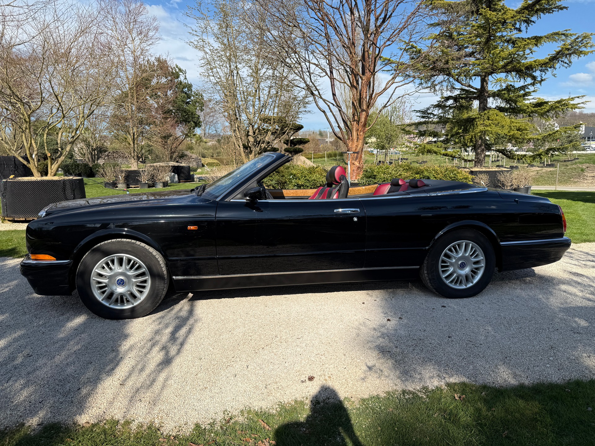 BENTLEY Azure-showroom-element-1