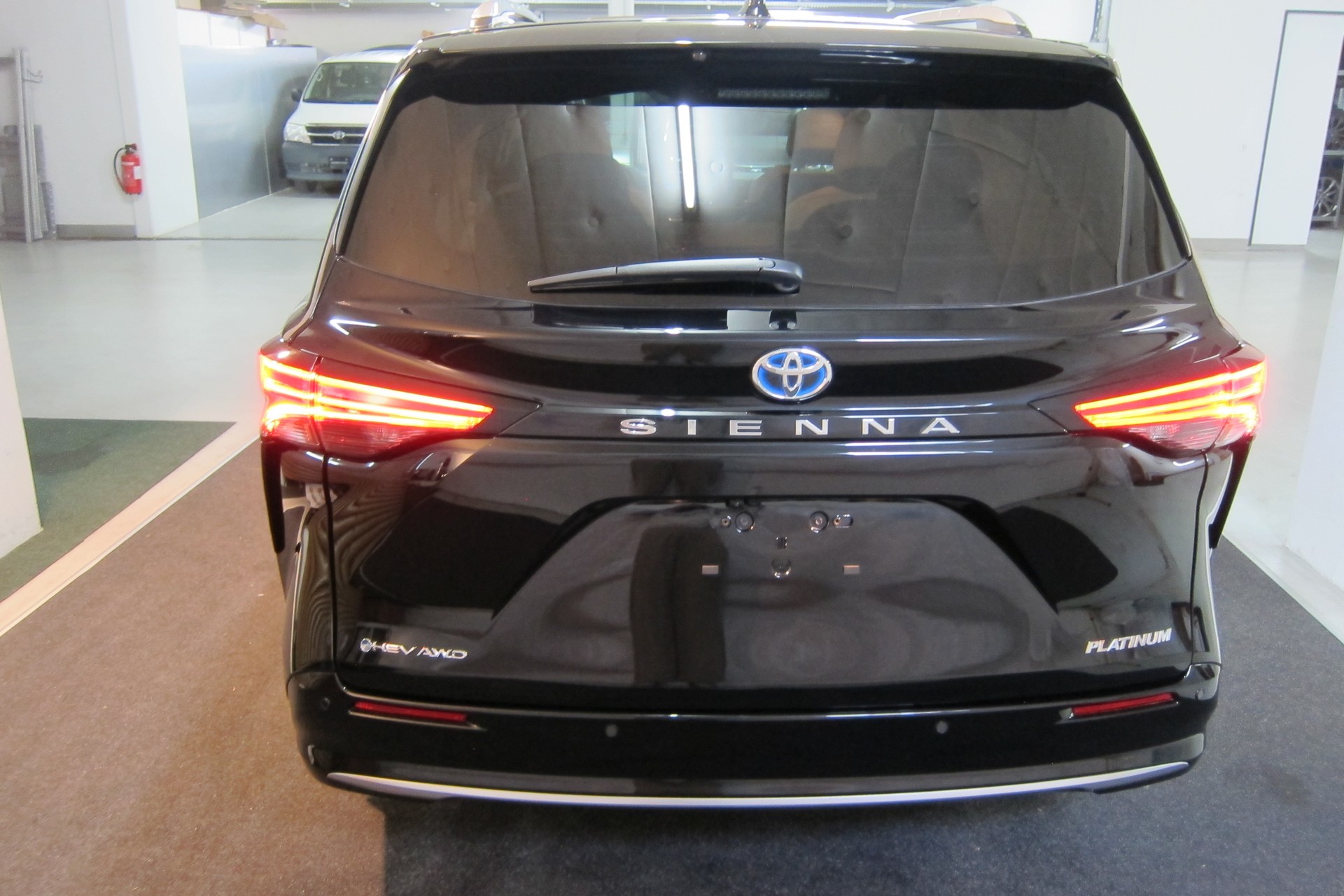 TOYOTA SIENNA 2025 PLATINUM AWD-image-5