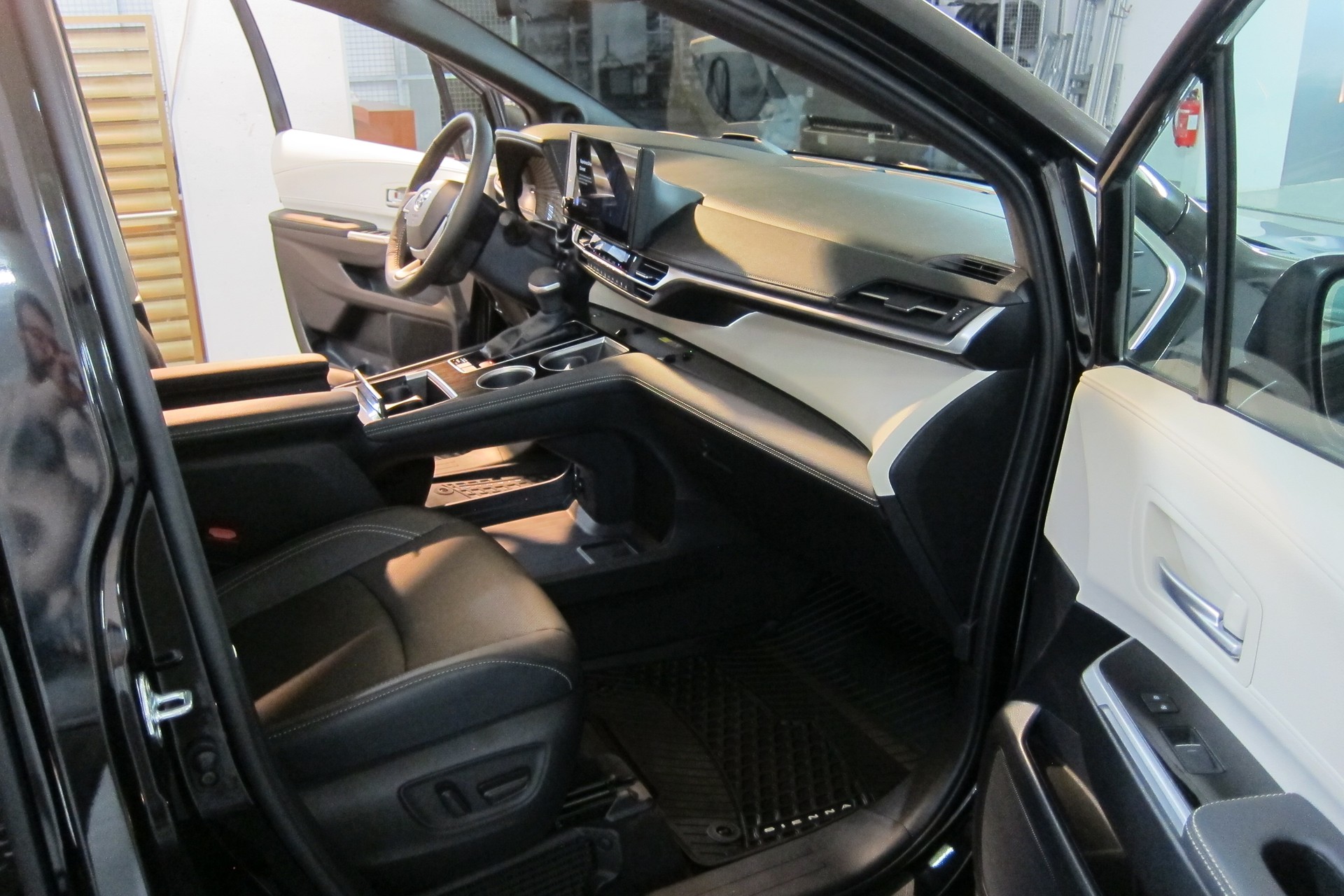 TOYOTA SIENNA 2025 PLATINUM AWD-image-12