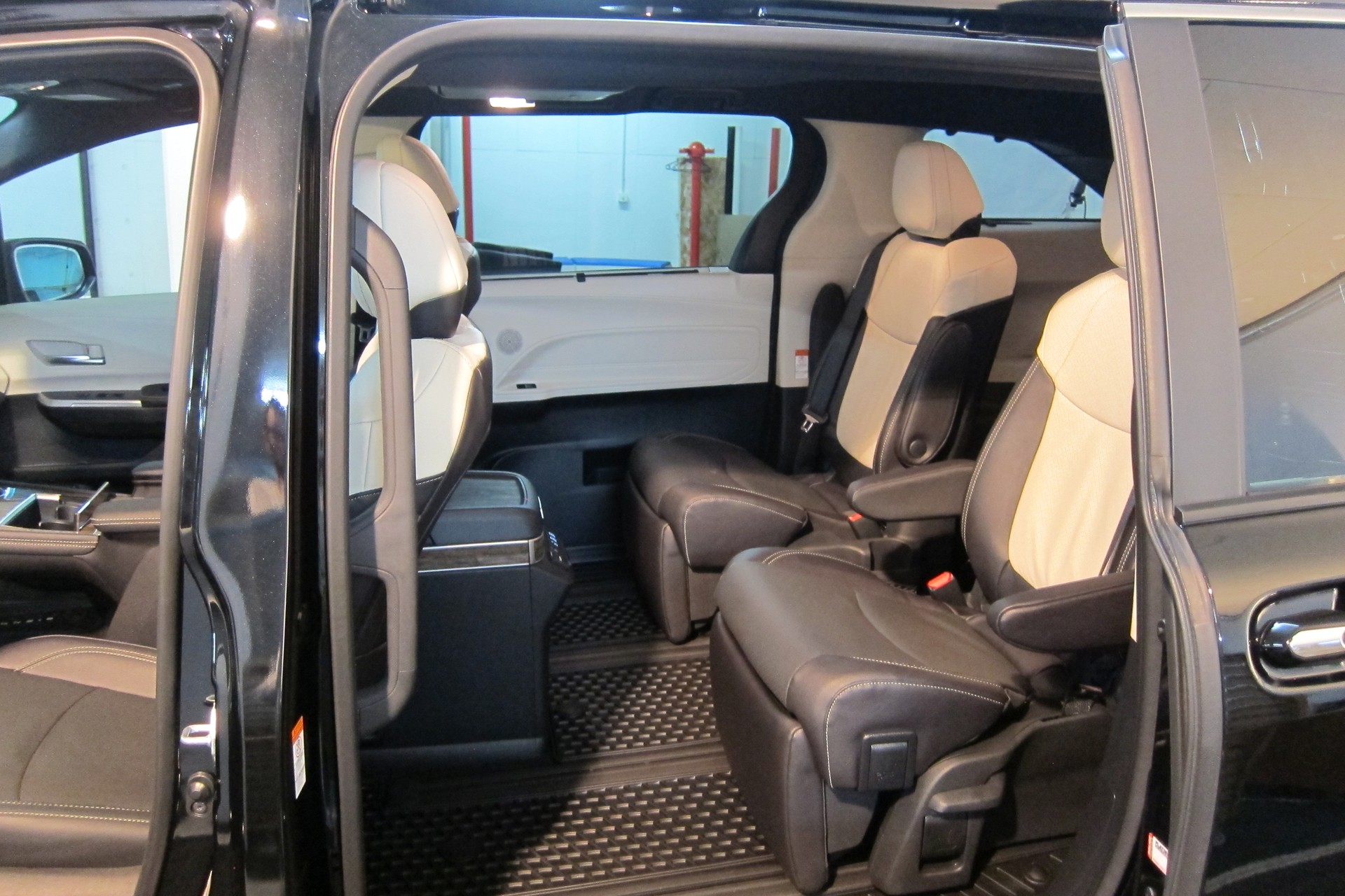 TOYOTA SIENNA 2025 PLATINUM AWD-image-10