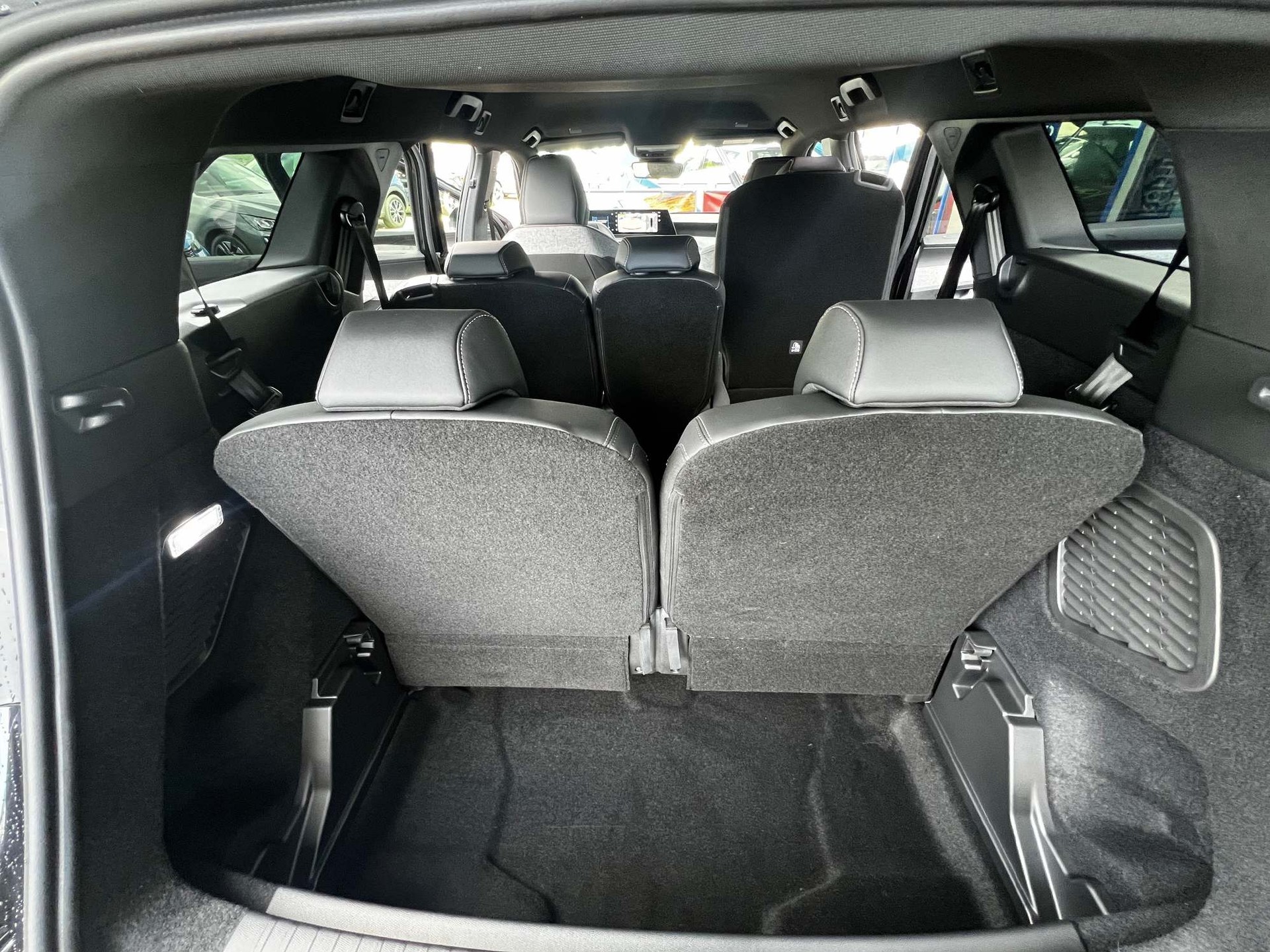 PEUGEOT 5008 1.2 Hybrid Allure Premium 8 Jahre Garantie-image-13