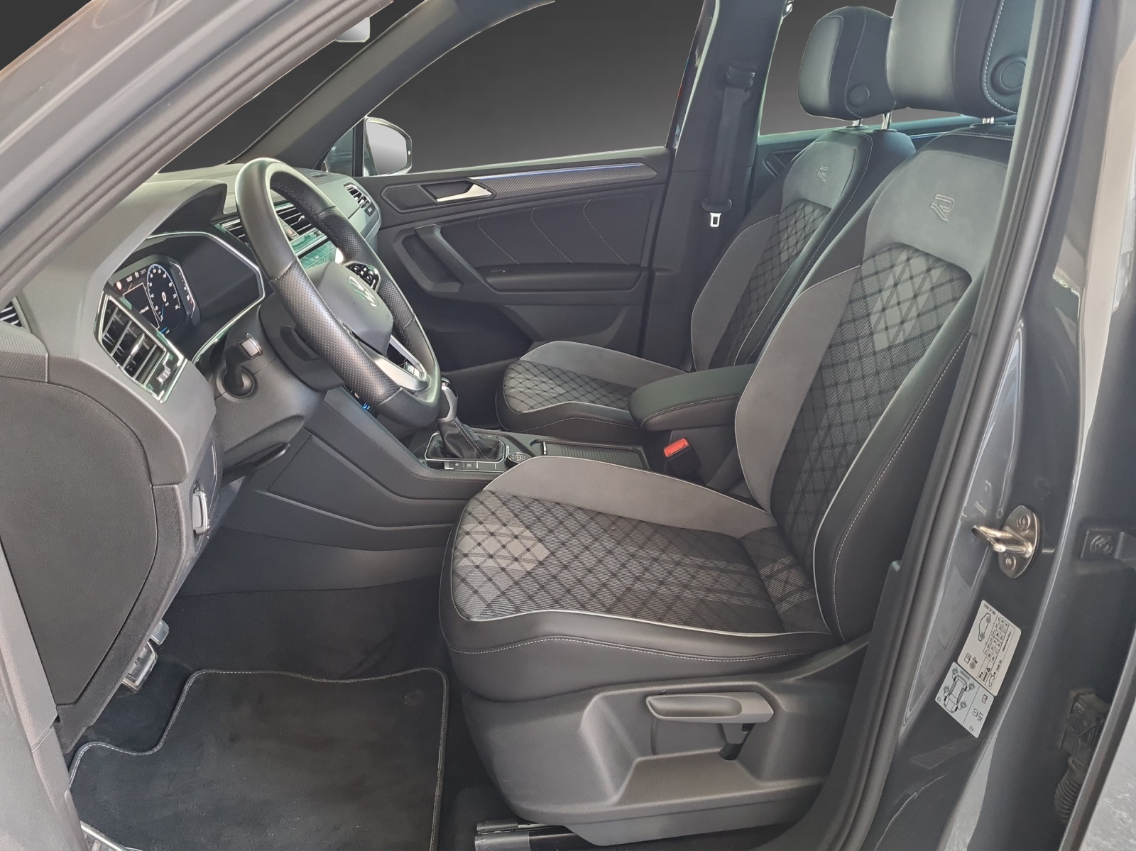 VW Tiguan 2.0 TDI SCR R-Line 4Motion DSG-image-5
