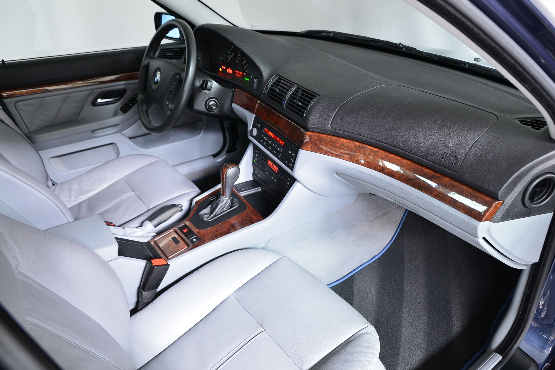 BMW 530i-image-10