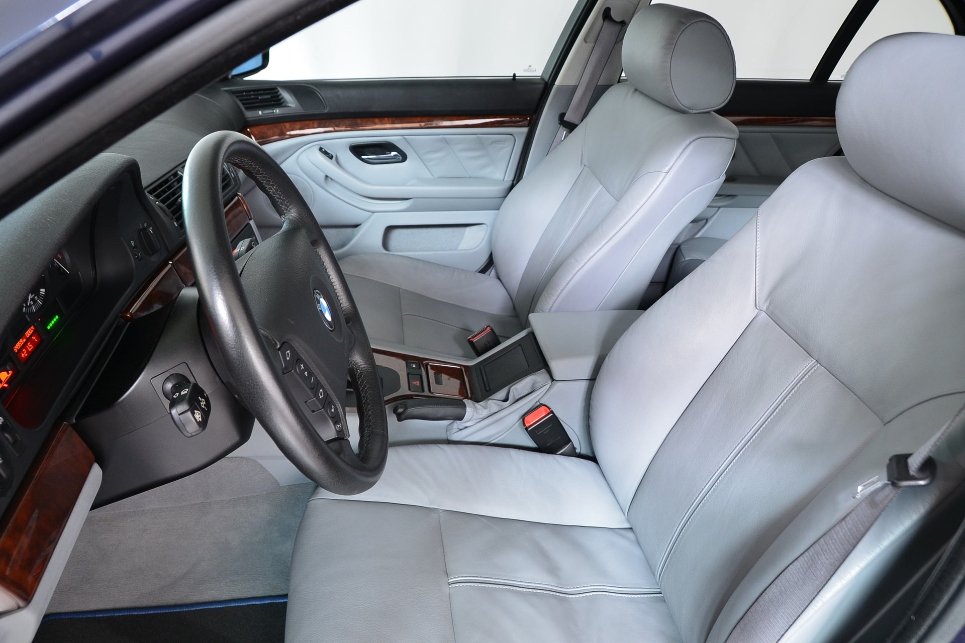 BMW 530i-image-11