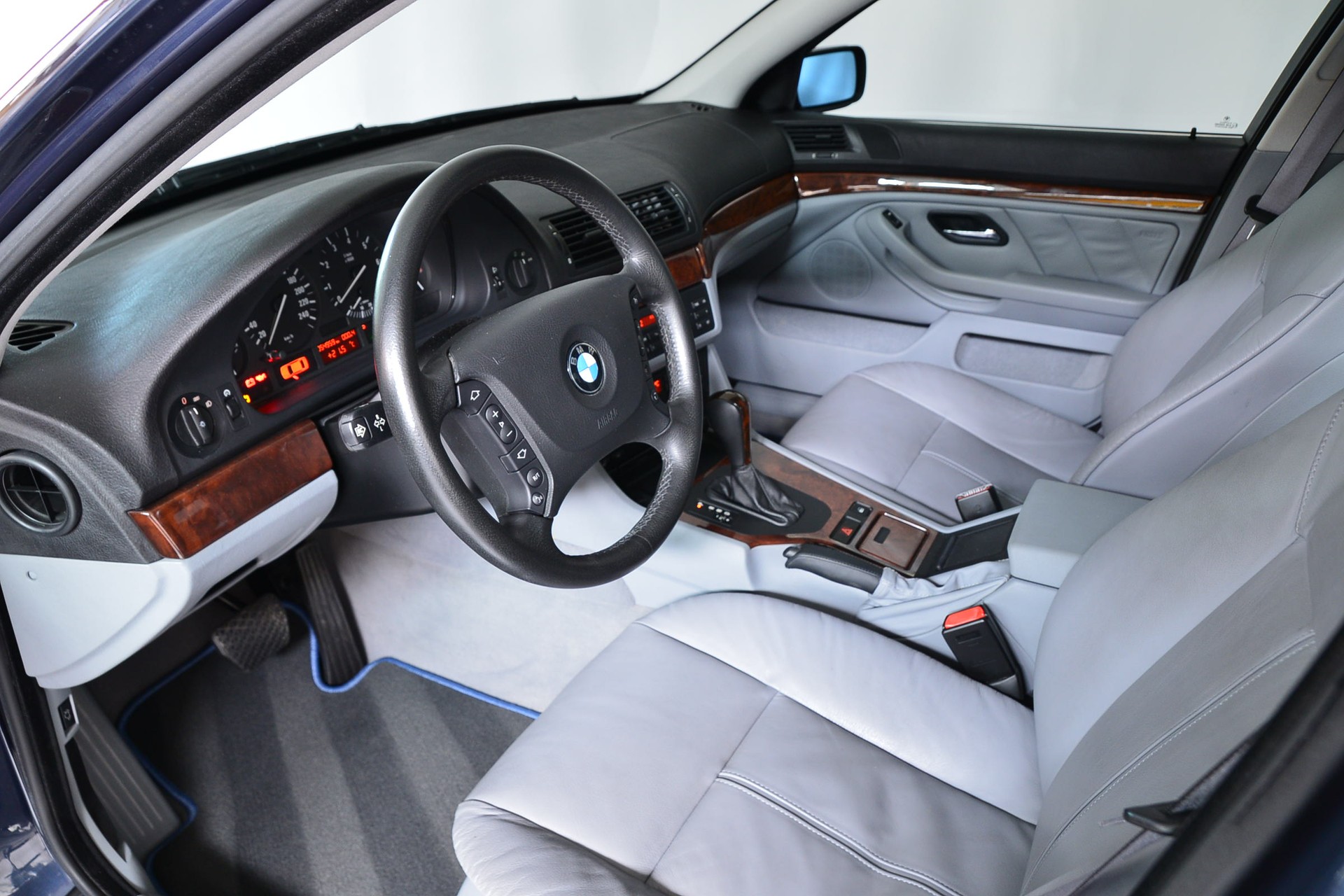 BMW 530i-image-9