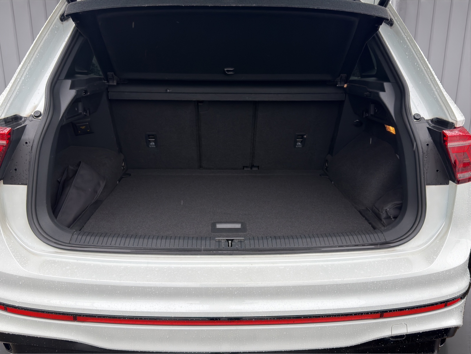 VW Tiguan 2.0TSI R 4Motion DSG-image-12