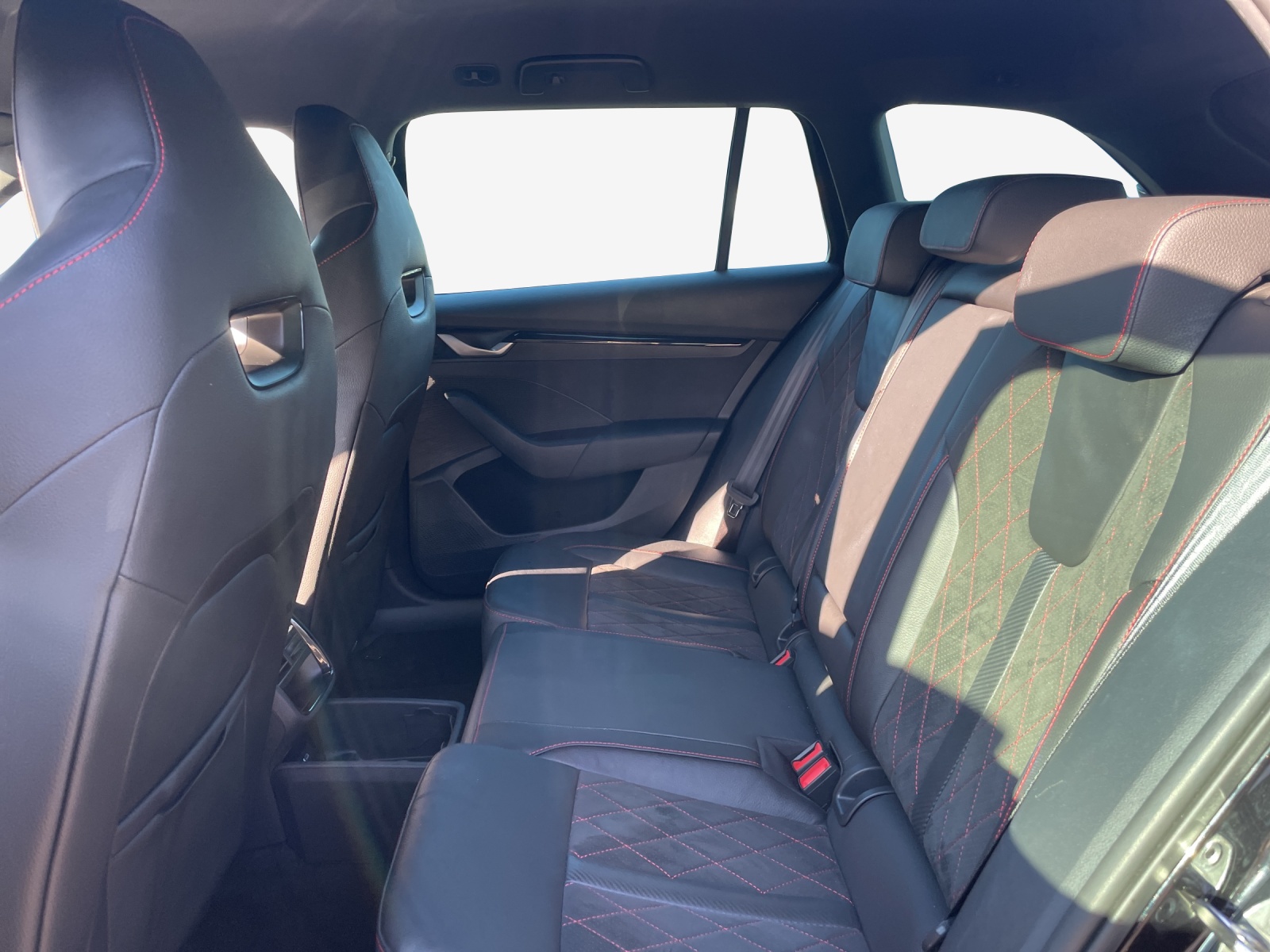 SKODA Octavia Combi 2.0 TSI DSG RS-image-11