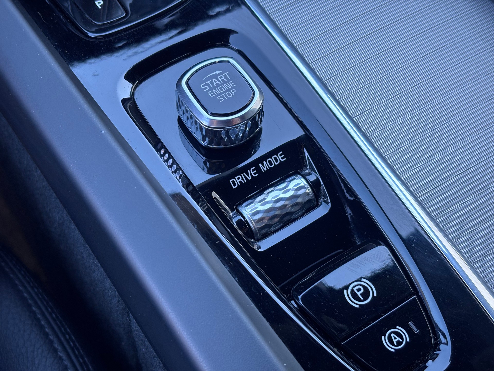 VOLVO XC60 B4 Diesel Mild Hybrid AWD R-Design Geartronic-image-18