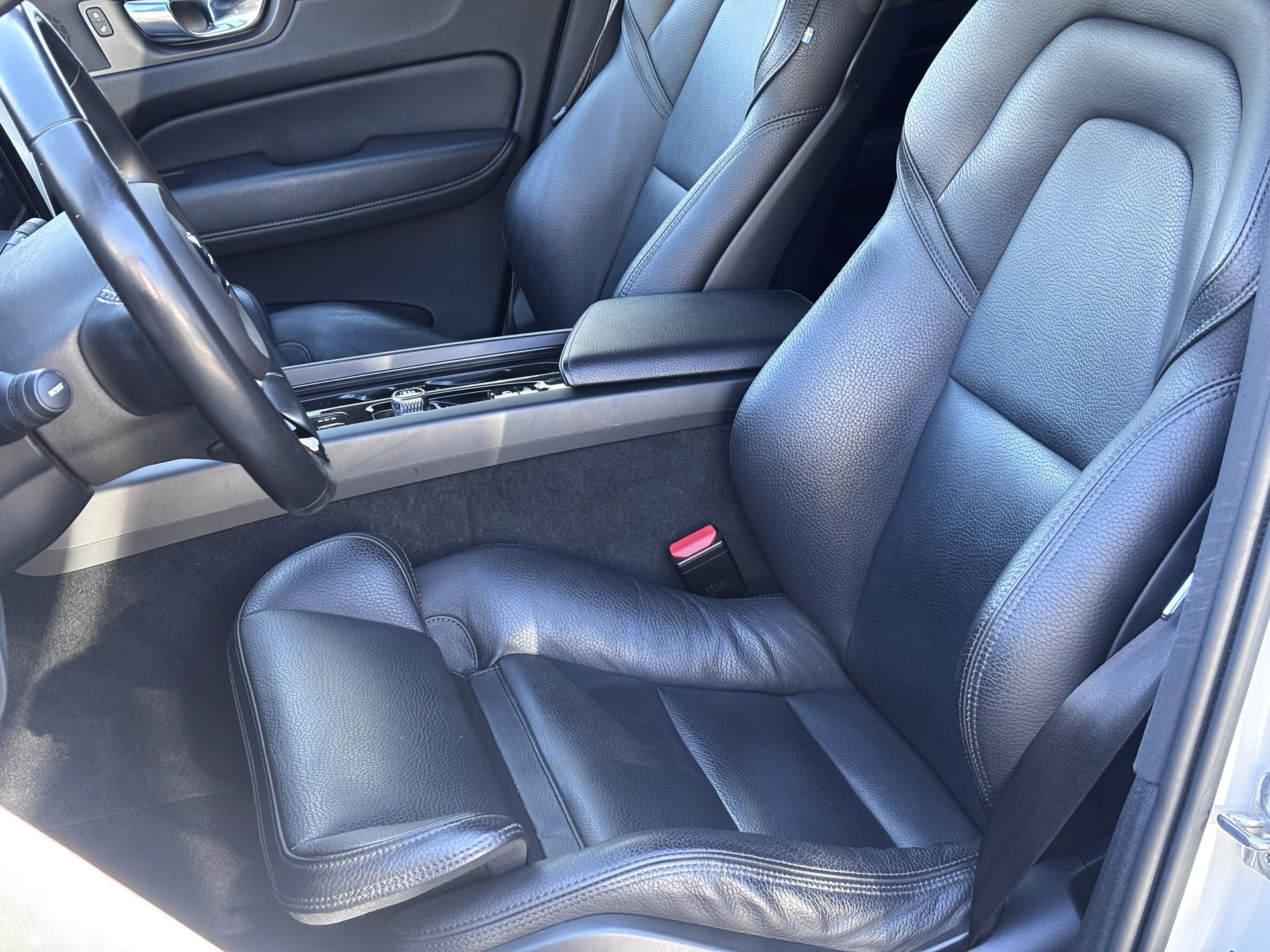 VOLVO XC60 B4 Diesel Mild Hybrid AWD R-Design Geartronic-image-12