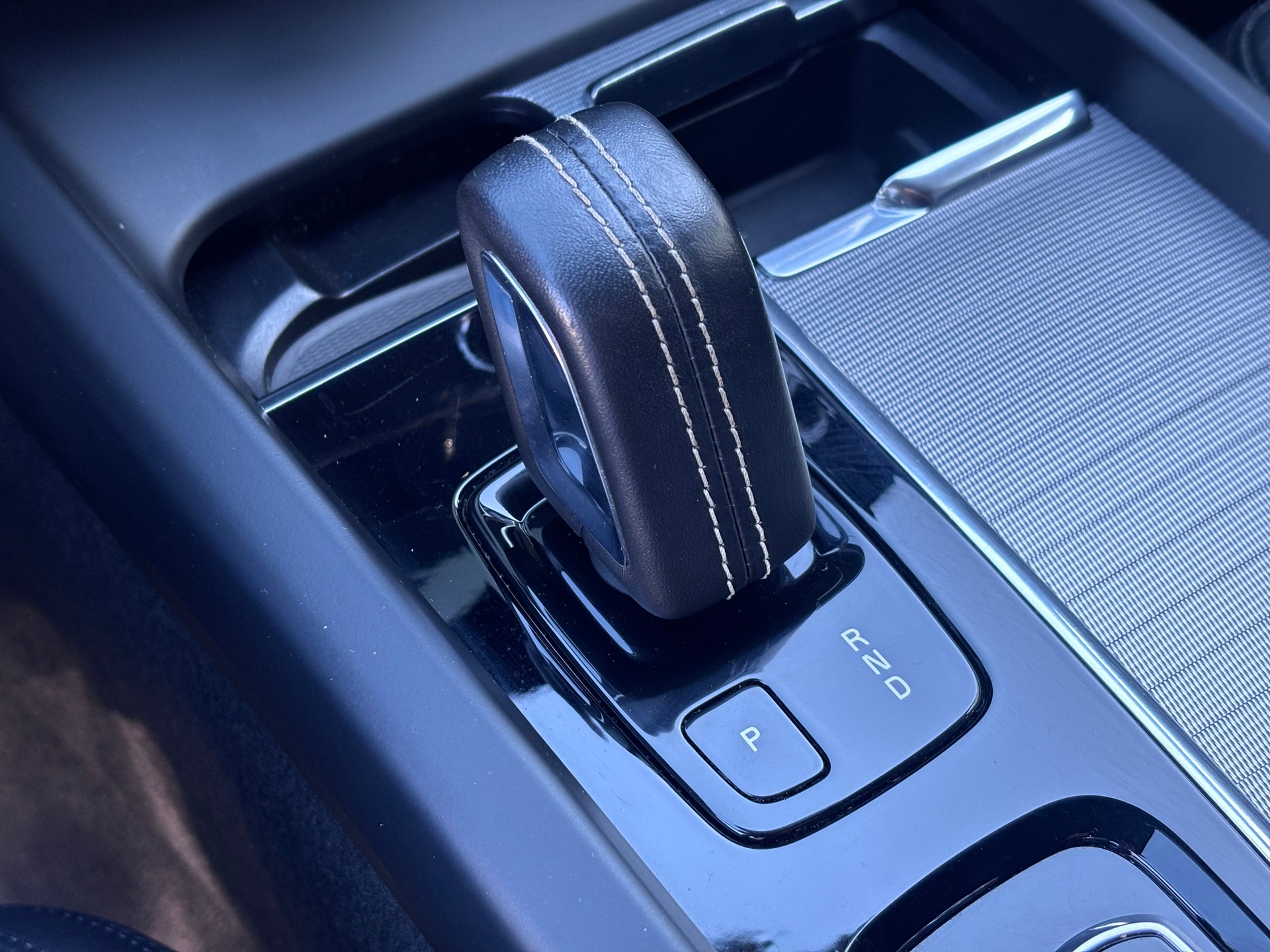 VOLVO XC60 B4 Diesel Mild Hybrid AWD R-Design Geartronic-image-17