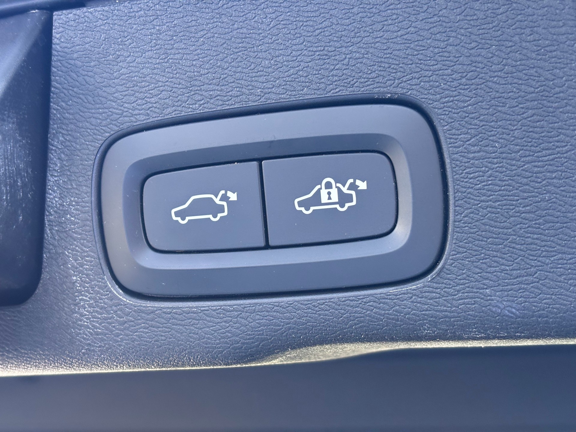 VOLVO XC60 B4 Diesel Mild Hybrid AWD R-Design Geartronic-image-27
