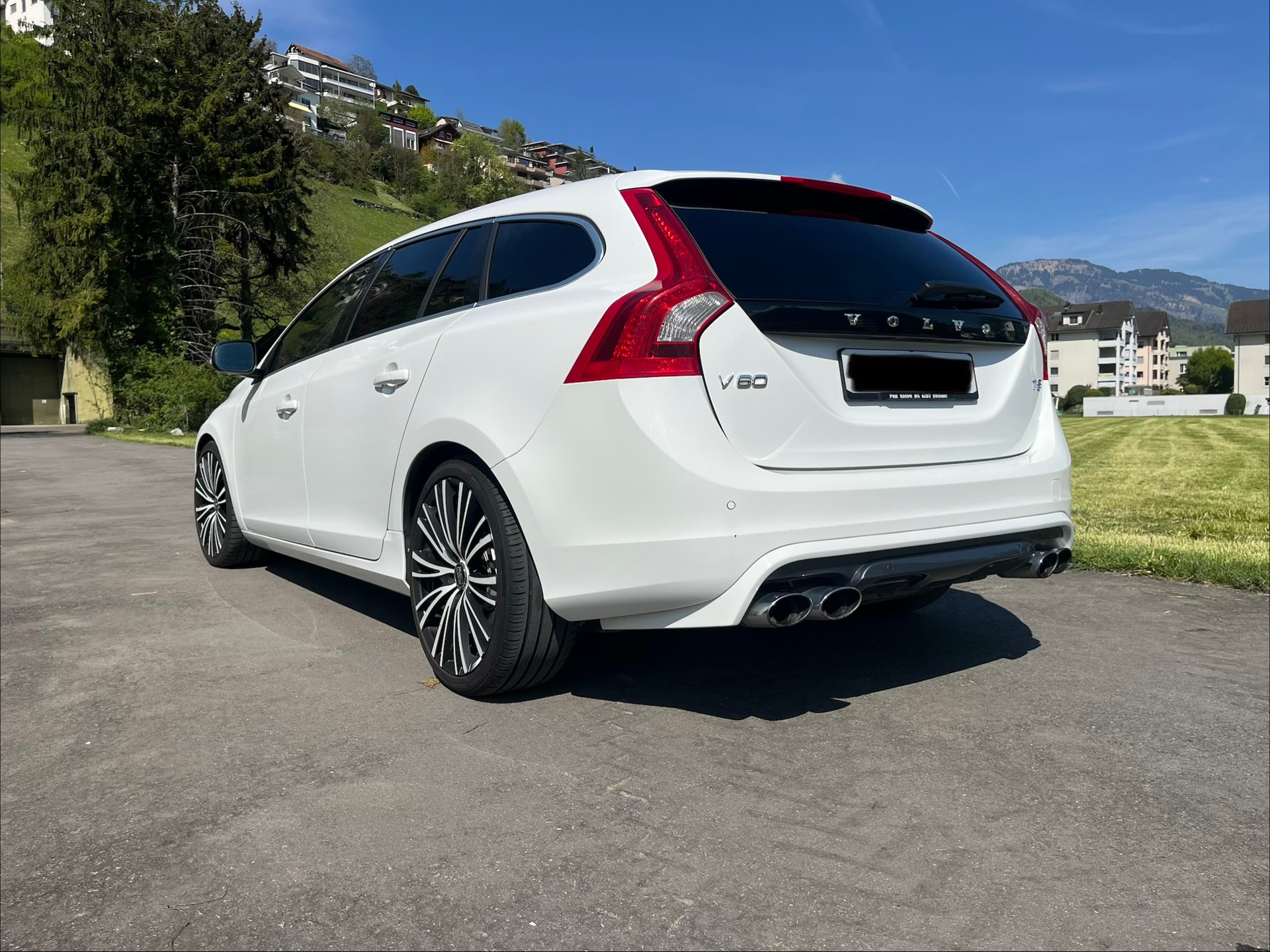 VOLVO V60 T5 R-Design-image-1