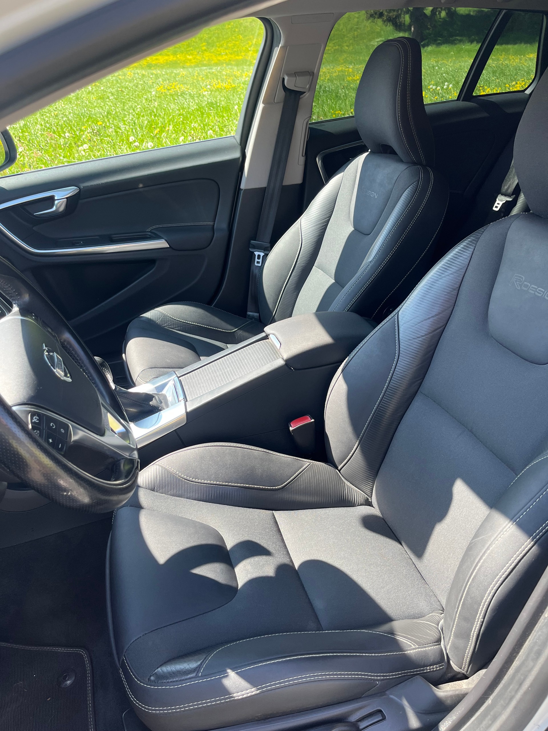 VOLVO V60 T5 R-Design-image-4