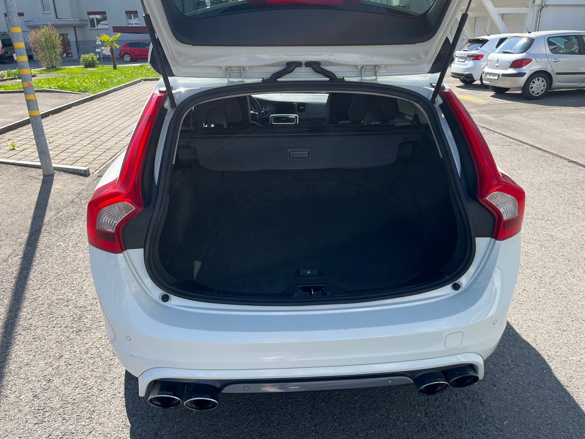 VOLVO V60 T5 R-Design-image-5