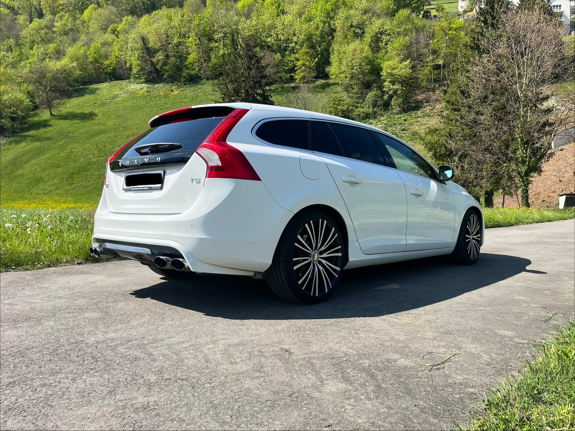 VOLVO V60 T5 R-Design-image-0