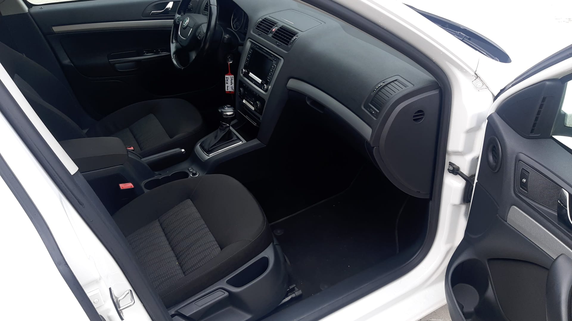 SKODA Octavia Combi 1.8 TSI Elegance DSG-image-7