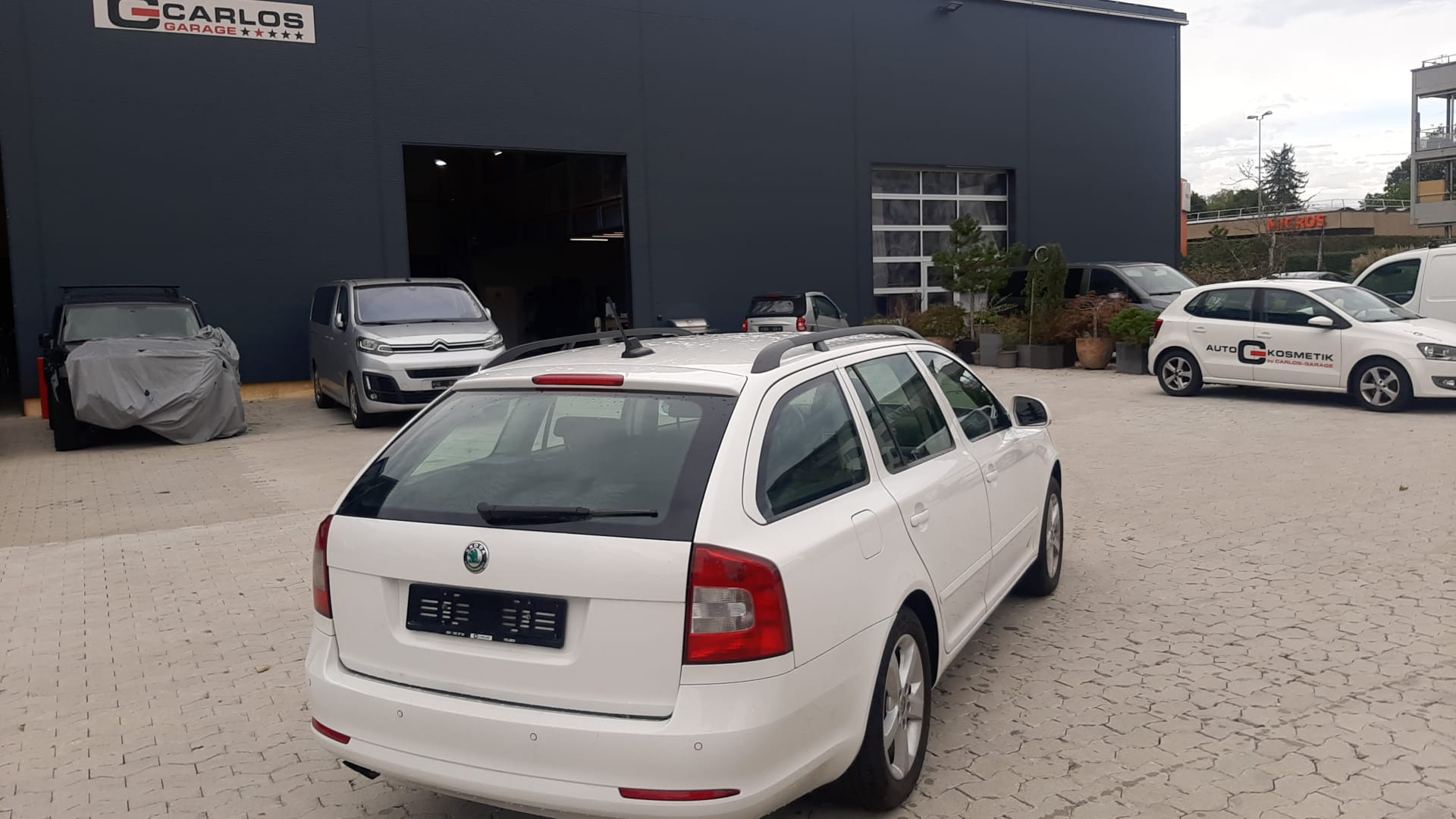 SKODA Octavia Combi 1.8 TSI Elegance DSG-image-2