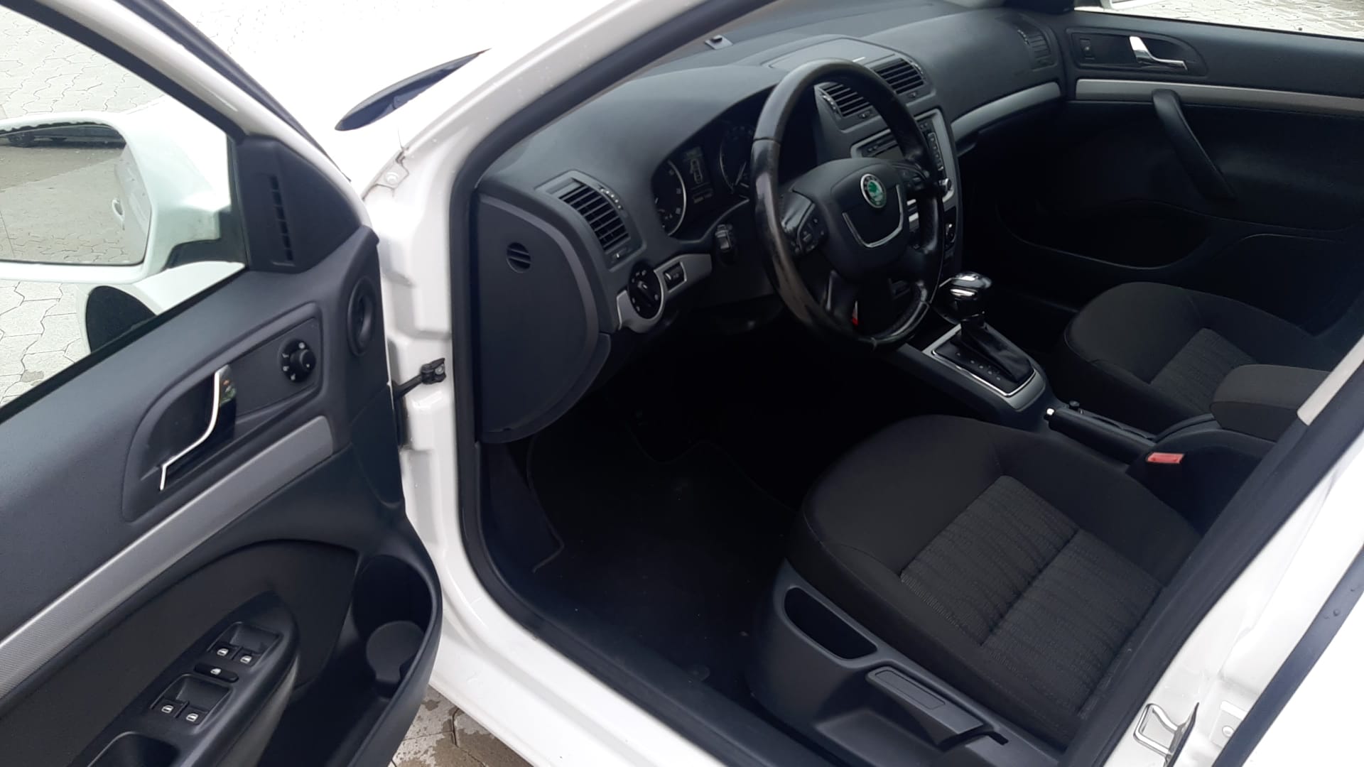 SKODA Octavia Combi 1.8 TSI Elegance DSG-image-4