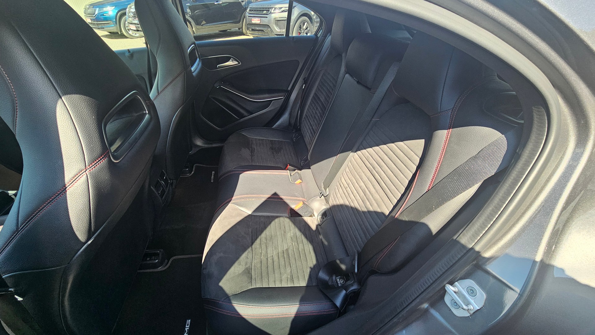 MERCEDES-BENZ A 220 AMG Line 4Matic 7G-DCT-image-6
