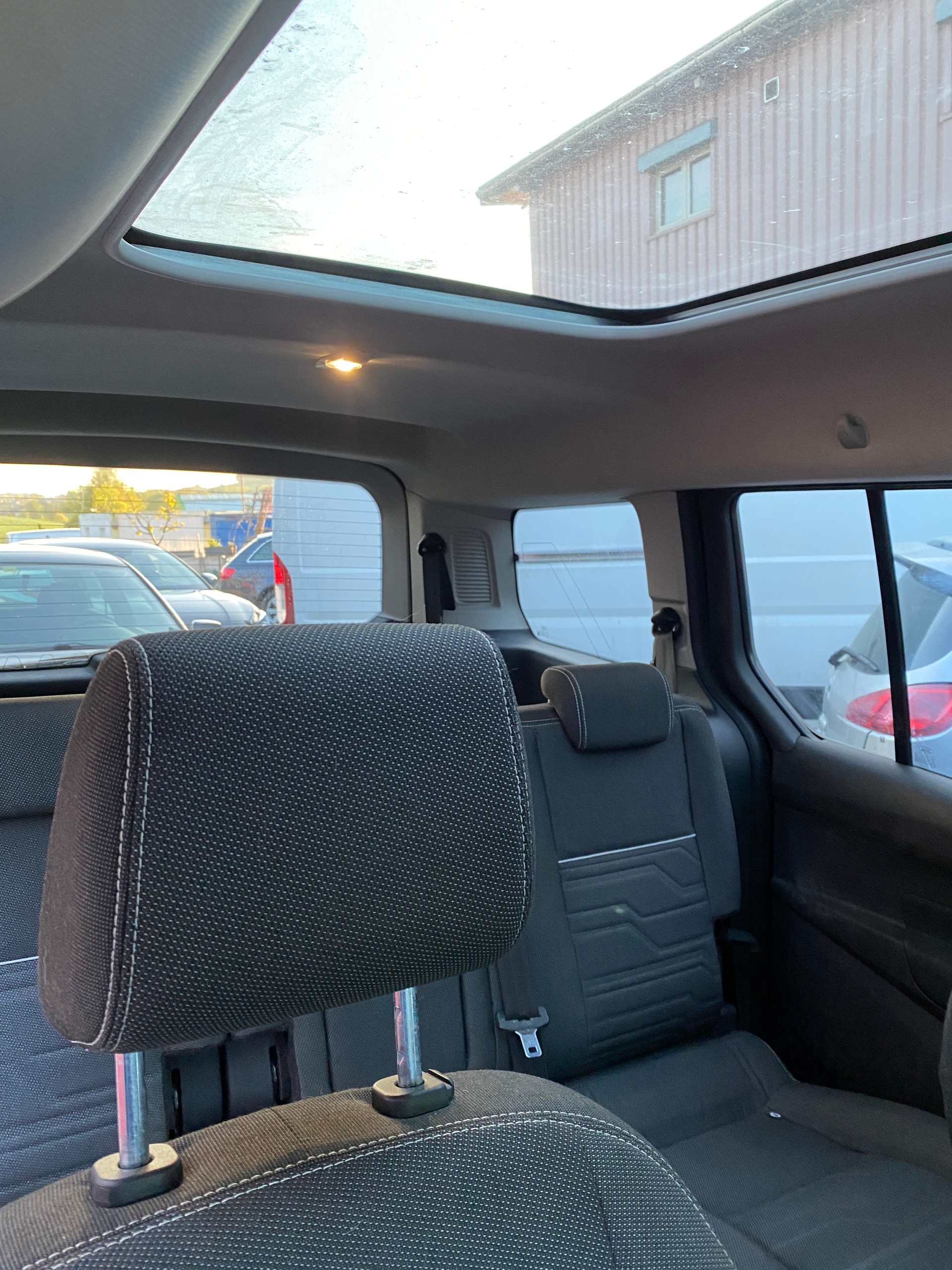 FORD Grand Tourneo Connect 1.6 SCTi Trend Automatic 7places-image-9