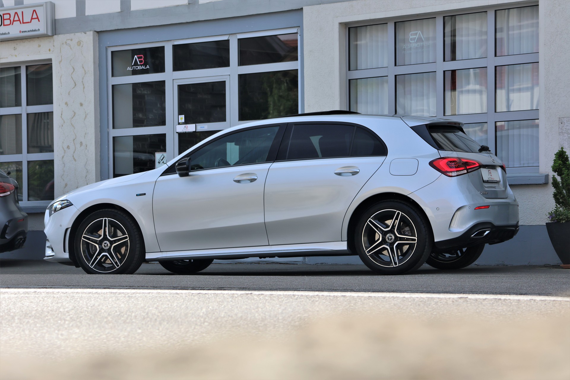 MERCEDES-BENZ A 250e AMG Line 8G-DCT (CH)-image-3