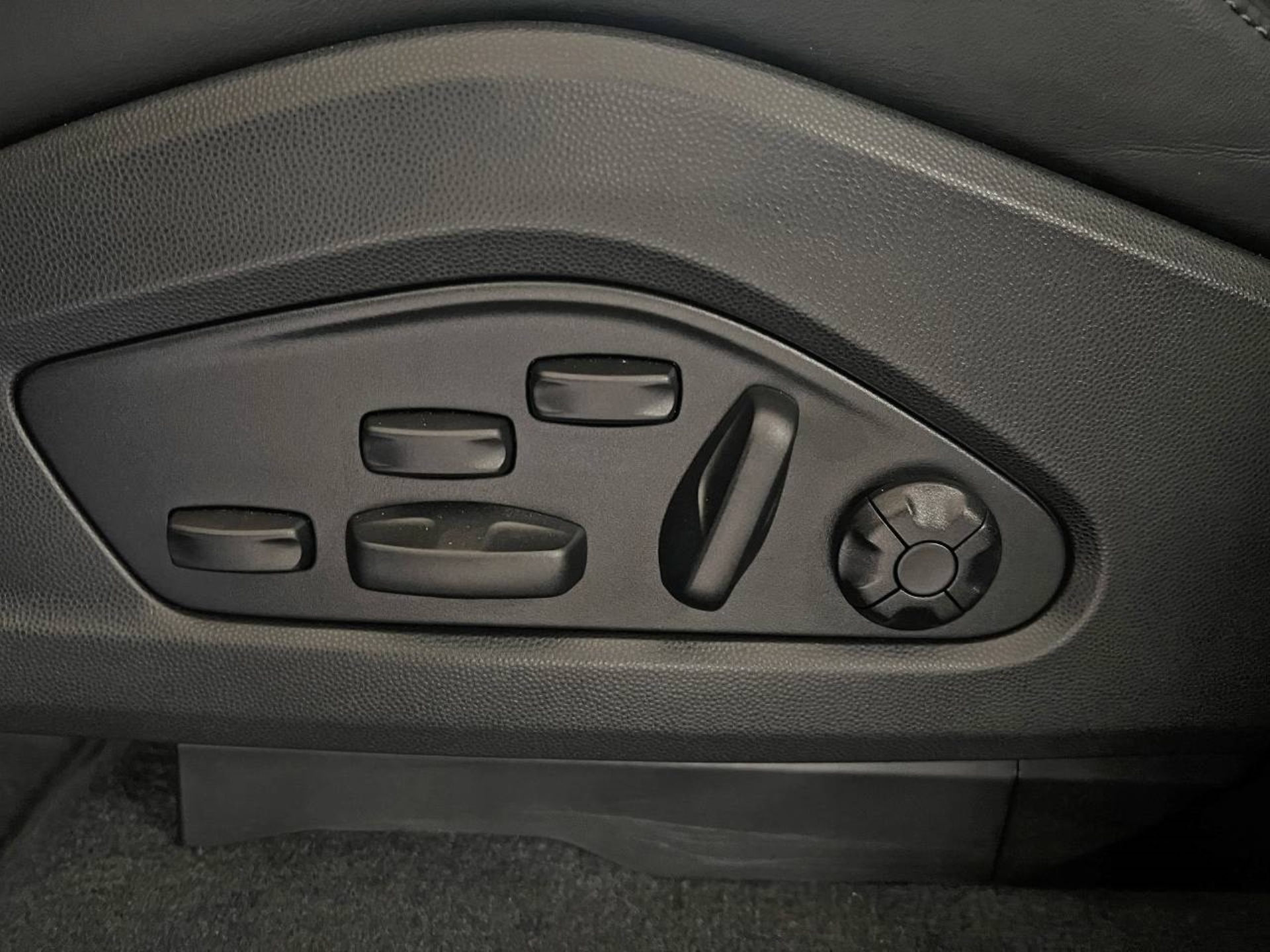 PORSCHE Macan 4-image-23