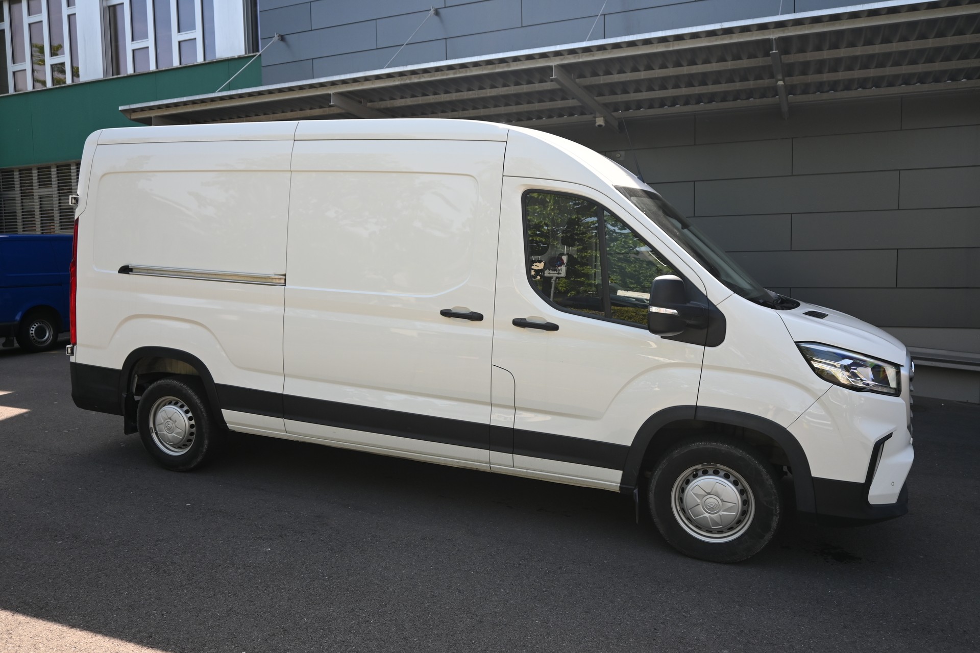 MAXUS Deliver 9 2.0D L4 RWD Base-showroom-element-1