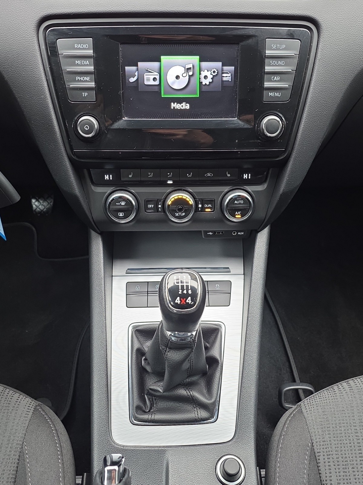 SKODA Octavia Combi 1.6 TDI Ambition 4x4-image-11