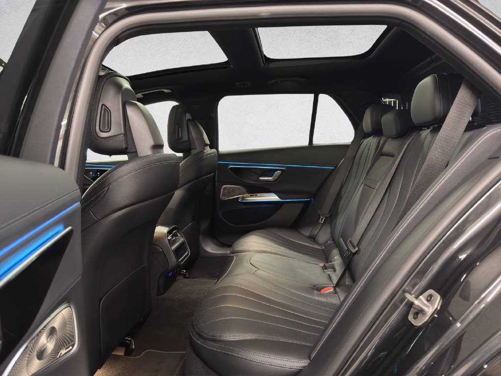 MERCEDES-BENZ E 300 de AMG Line 4Matic T-Modell-image-13