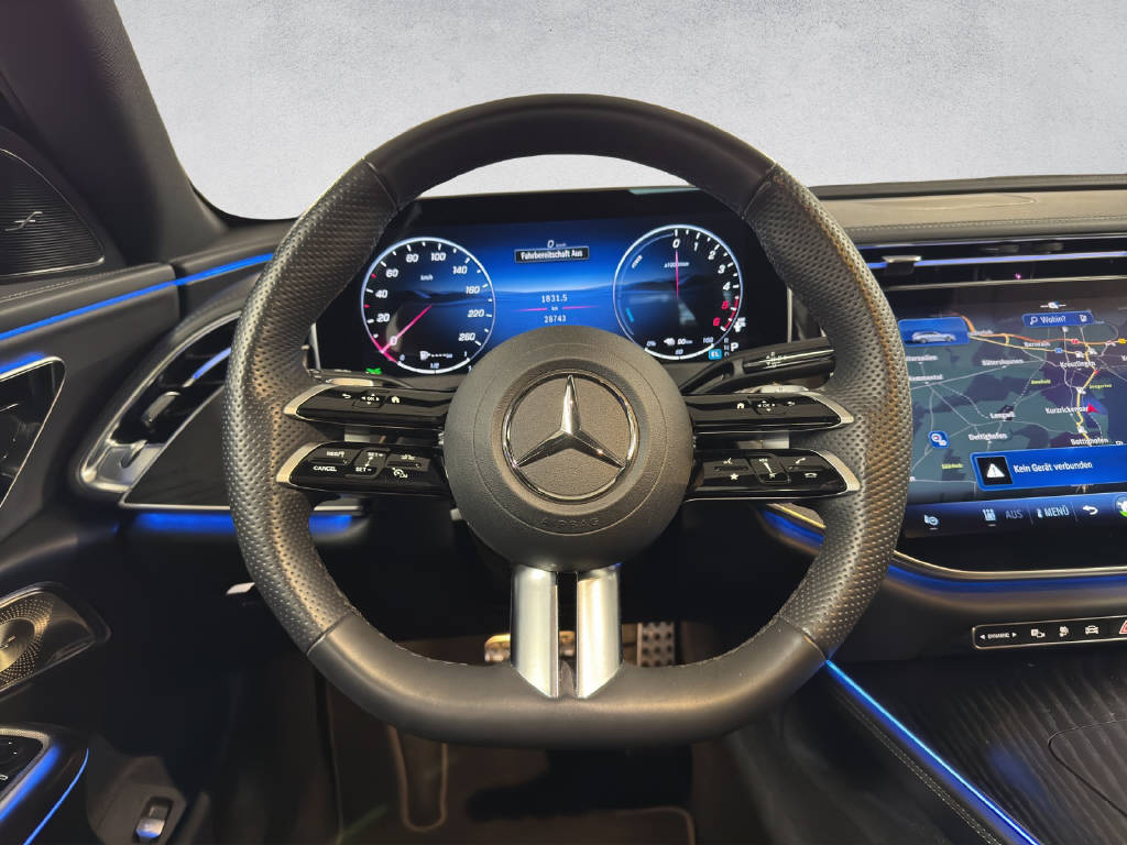 MERCEDES-BENZ E 300 de AMG Line 4Matic T-Modell-image-12