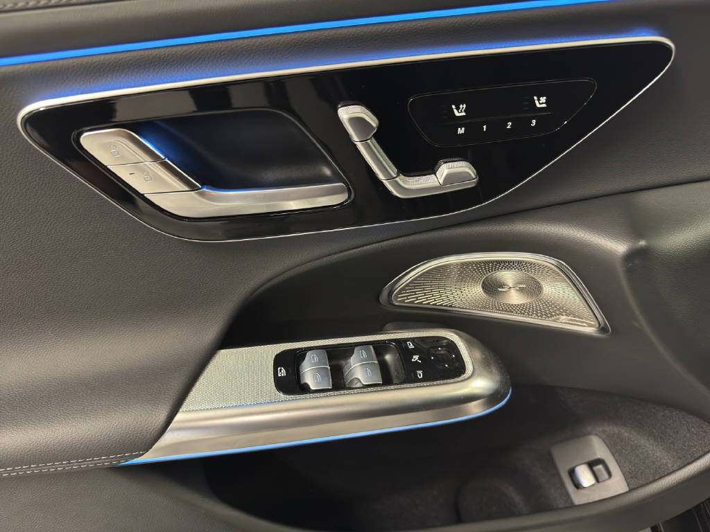 MERCEDES-BENZ E 300 de AMG Line 4Matic T-Modell-image-6