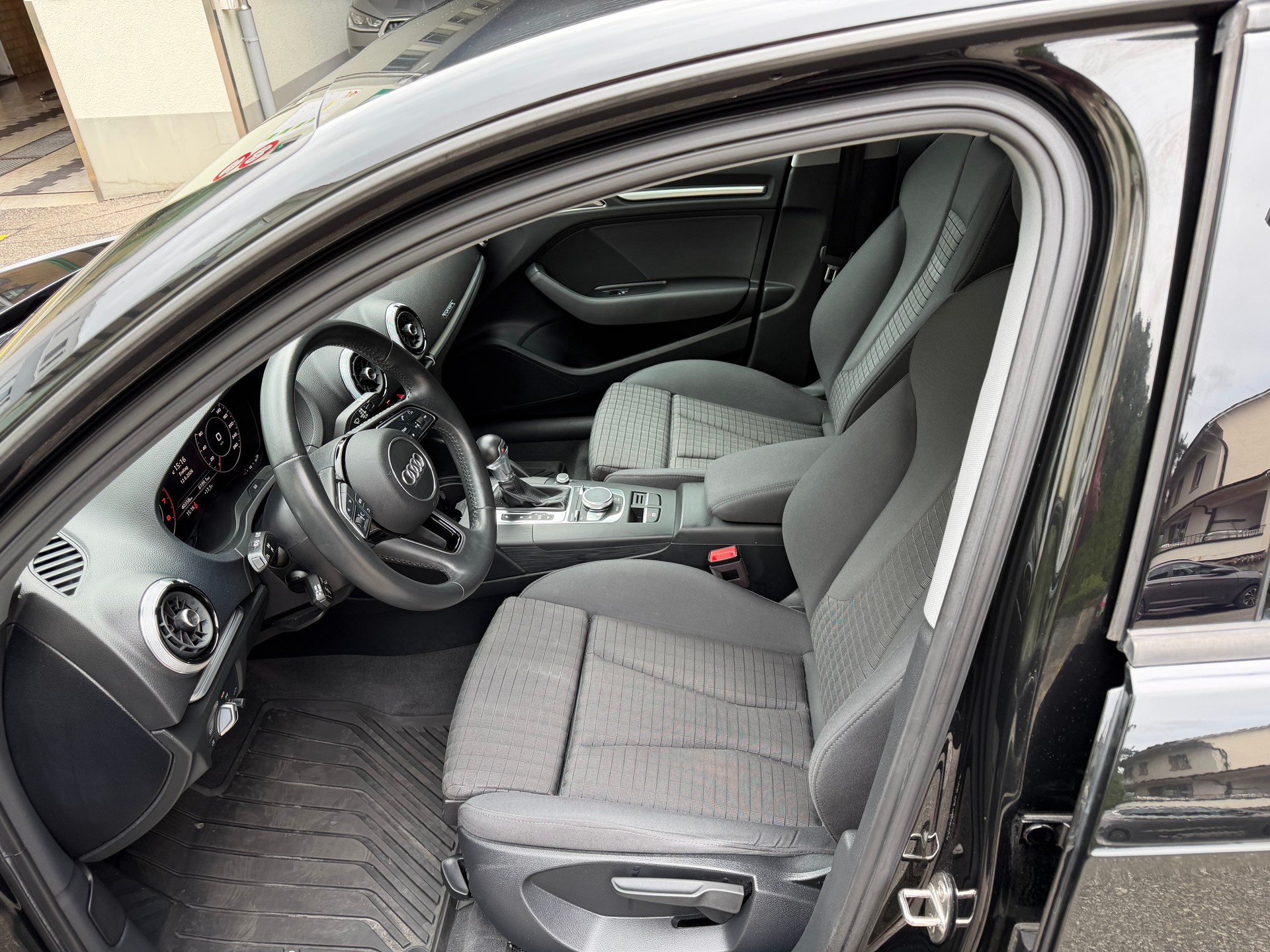 AUDI A3 Sportback 2.0 TFSI Sport quattro S-tronic-image-5