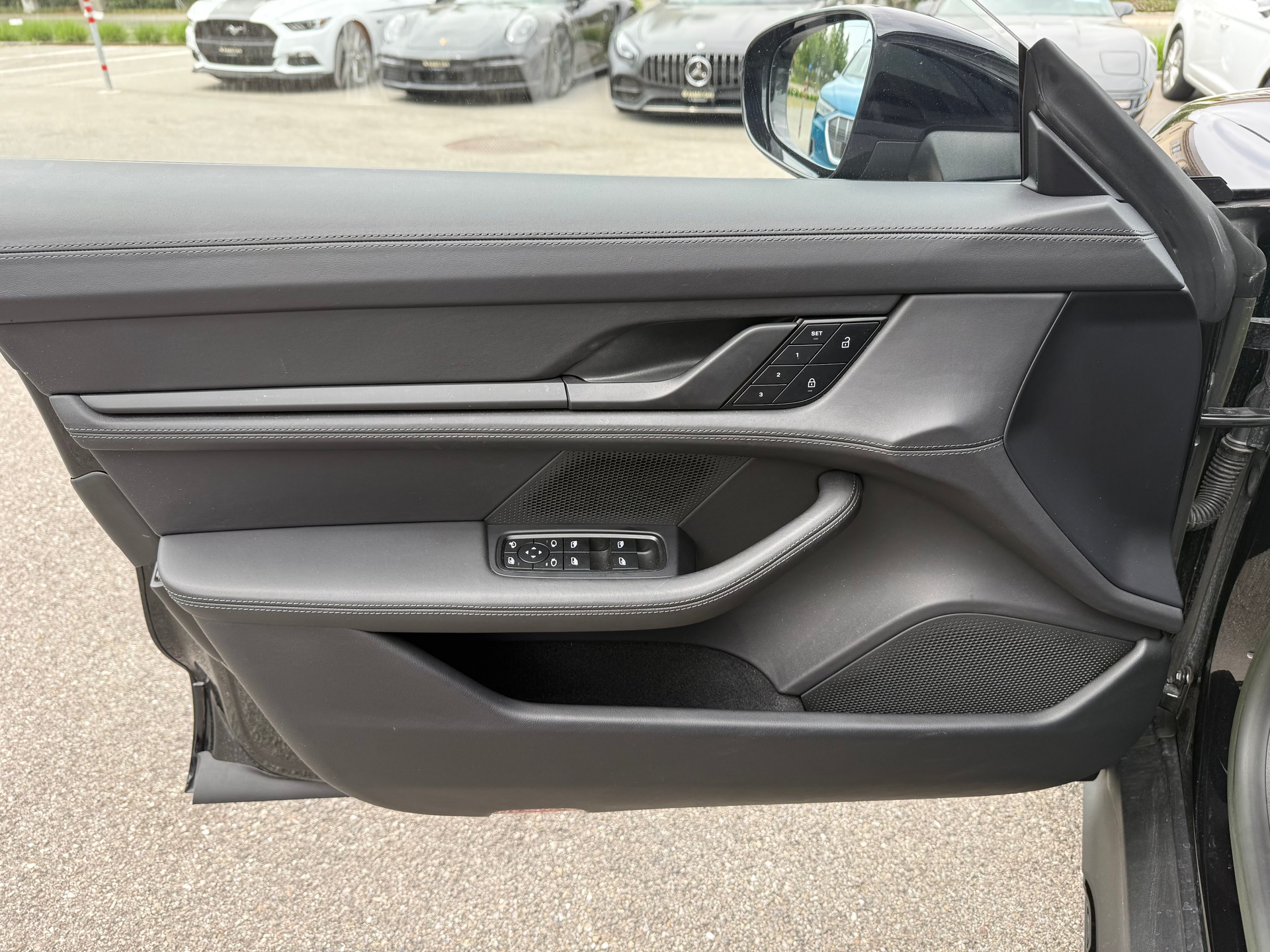 PORSCHE Taycan 4 Cross Turismo-image-8