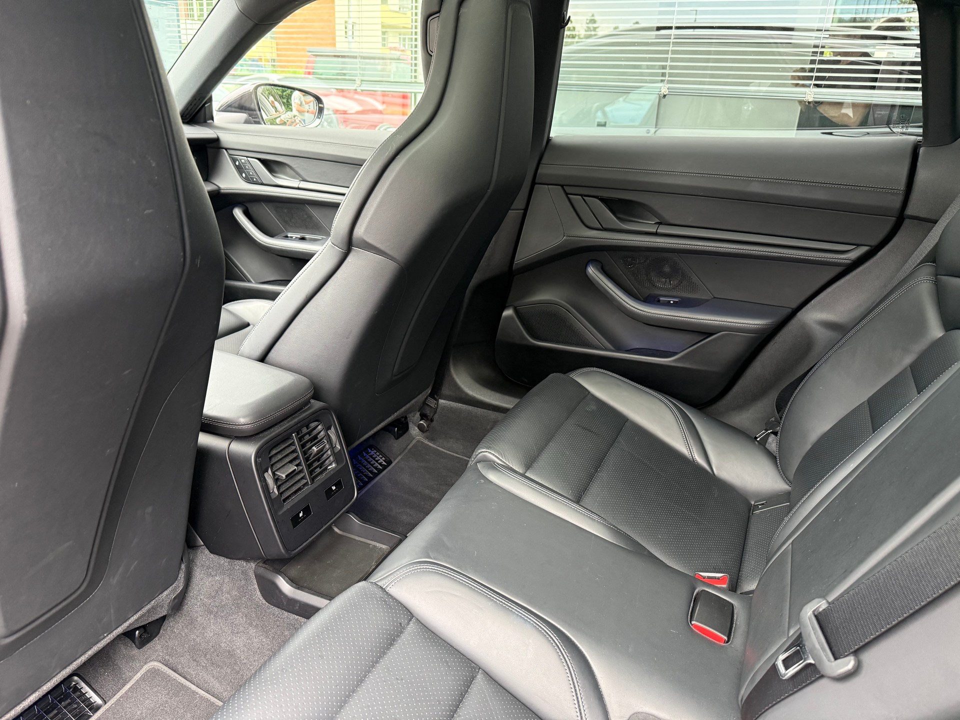 PORSCHE Taycan 4 Cross Turismo-image-13