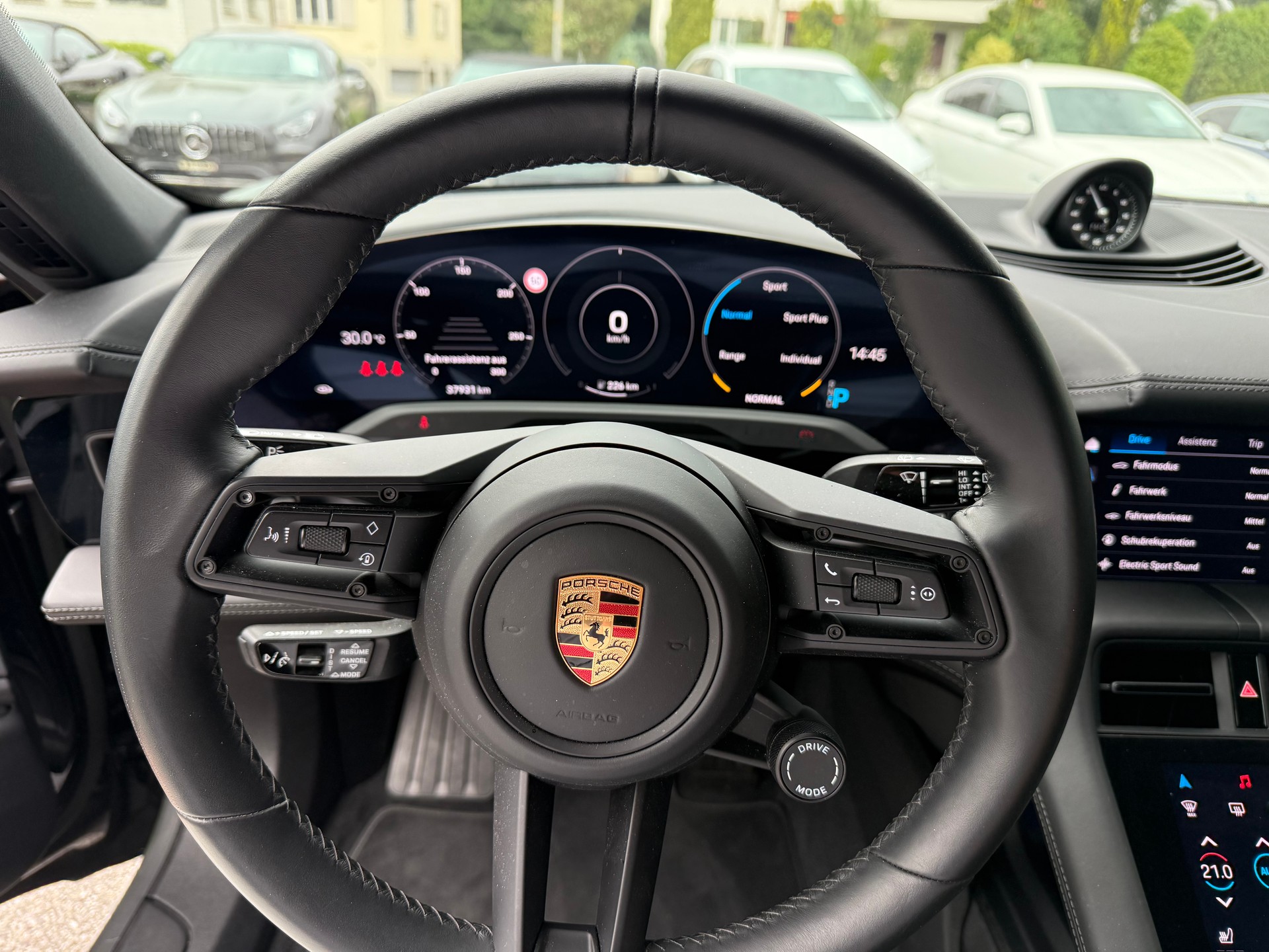 PORSCHE Taycan 4 Cross Turismo-image-9