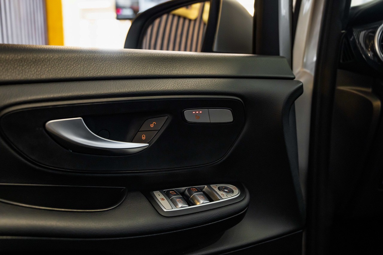 MERCEDES-BENZ V 220 d lang 7G-Tronic-image-24