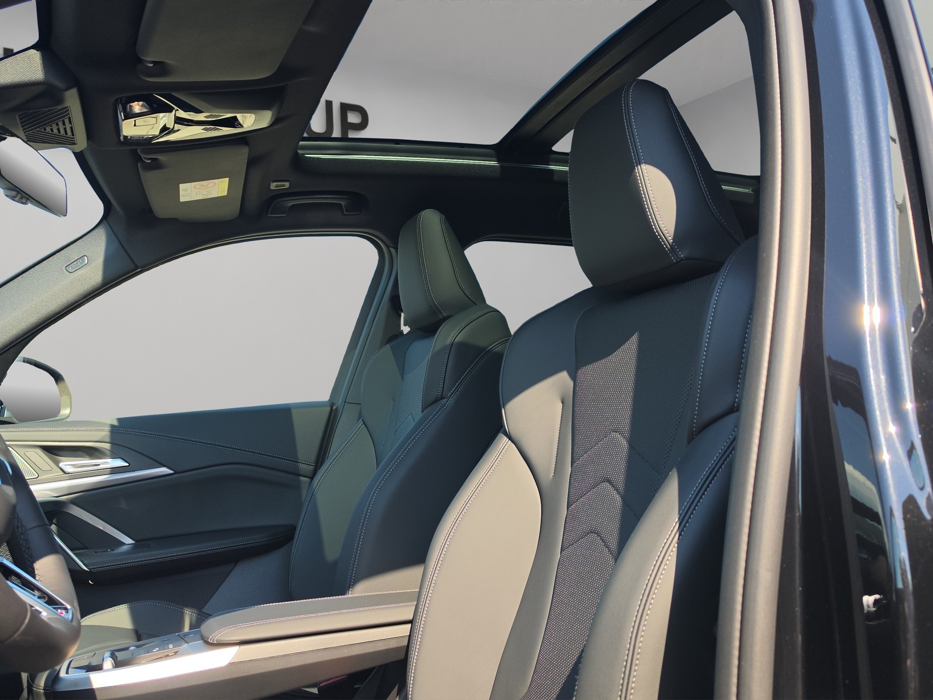 BMW iX1 xDrive 30 M Sport-image-12