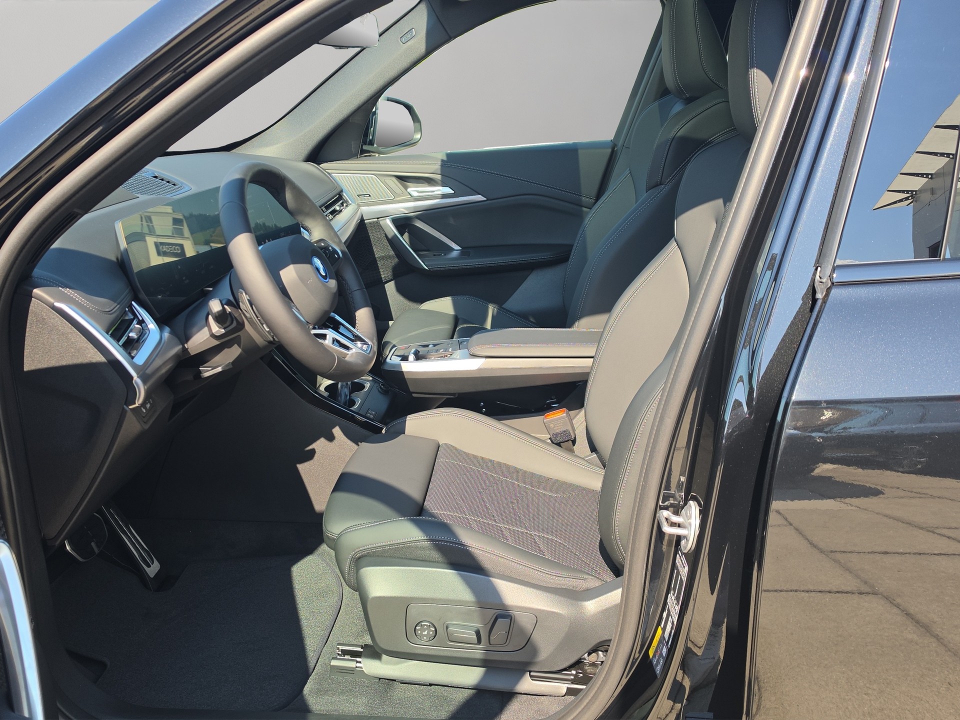 BMW iX1 xDrive 30 M Sport-image-10