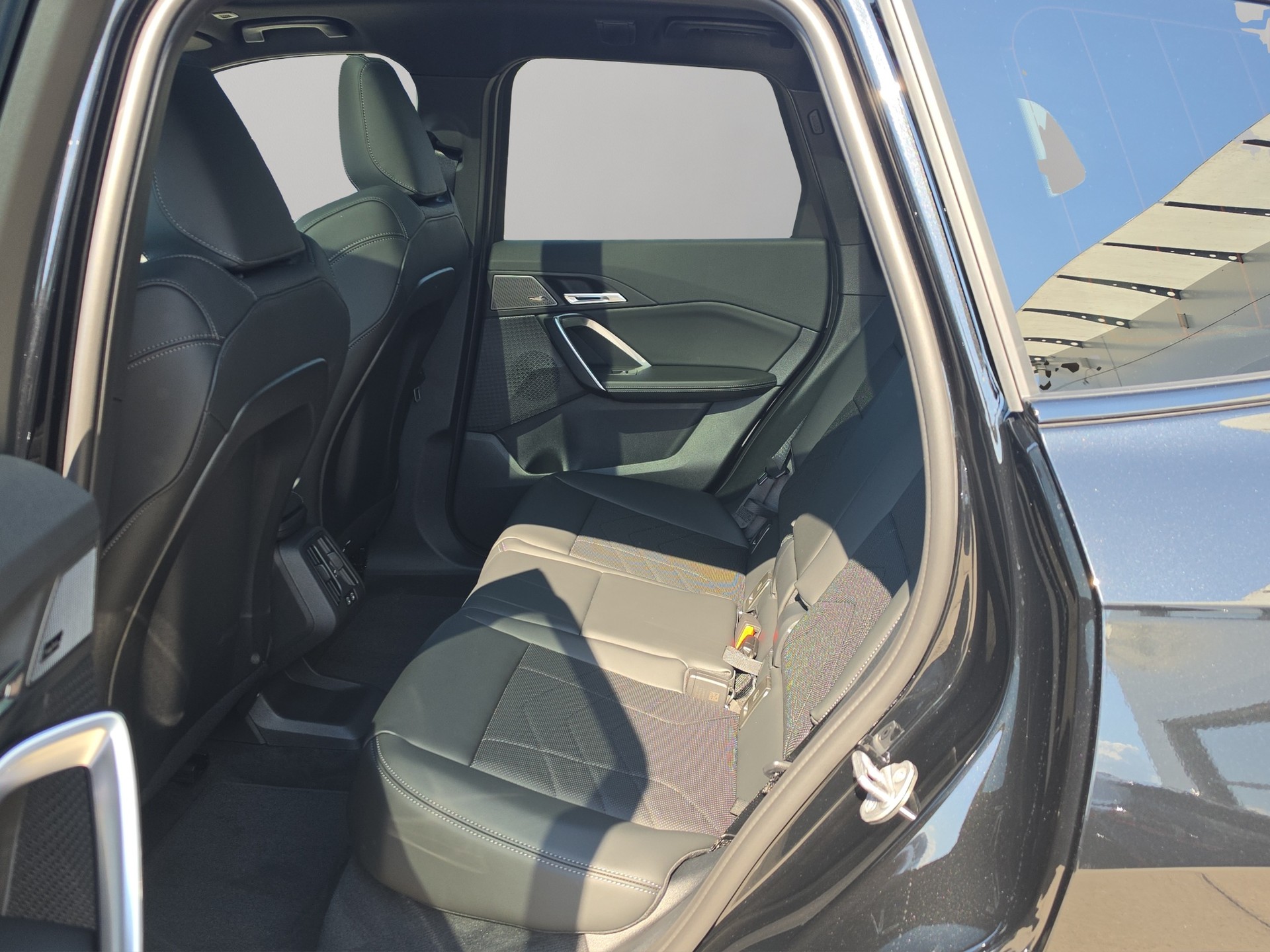 BMW iX1 xDrive 30 M Sport-image-18