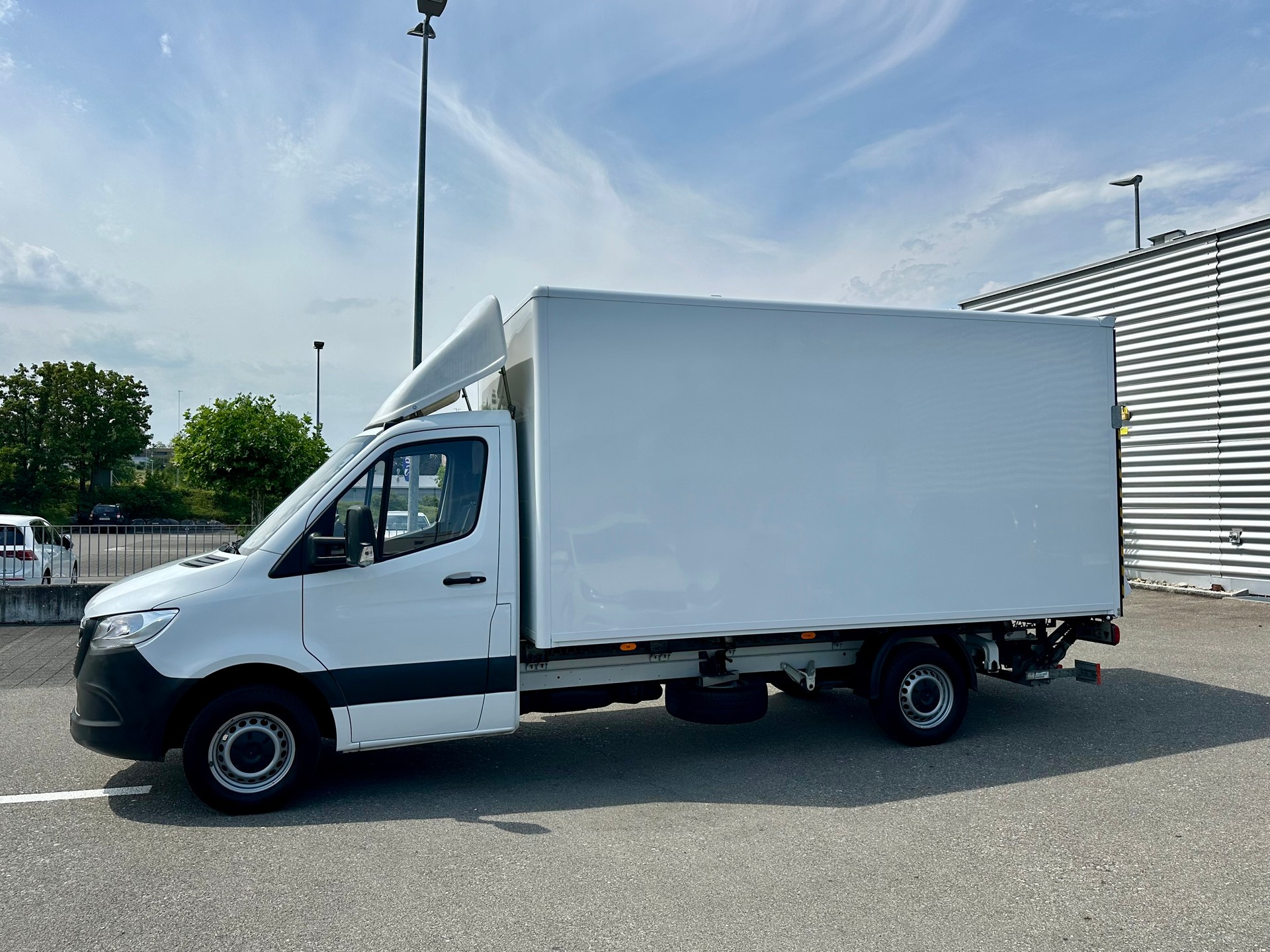MERCEDES-BENZ Kofferaufbau mit Hebebühne / Anhängerkupplung 3,5t-image-3