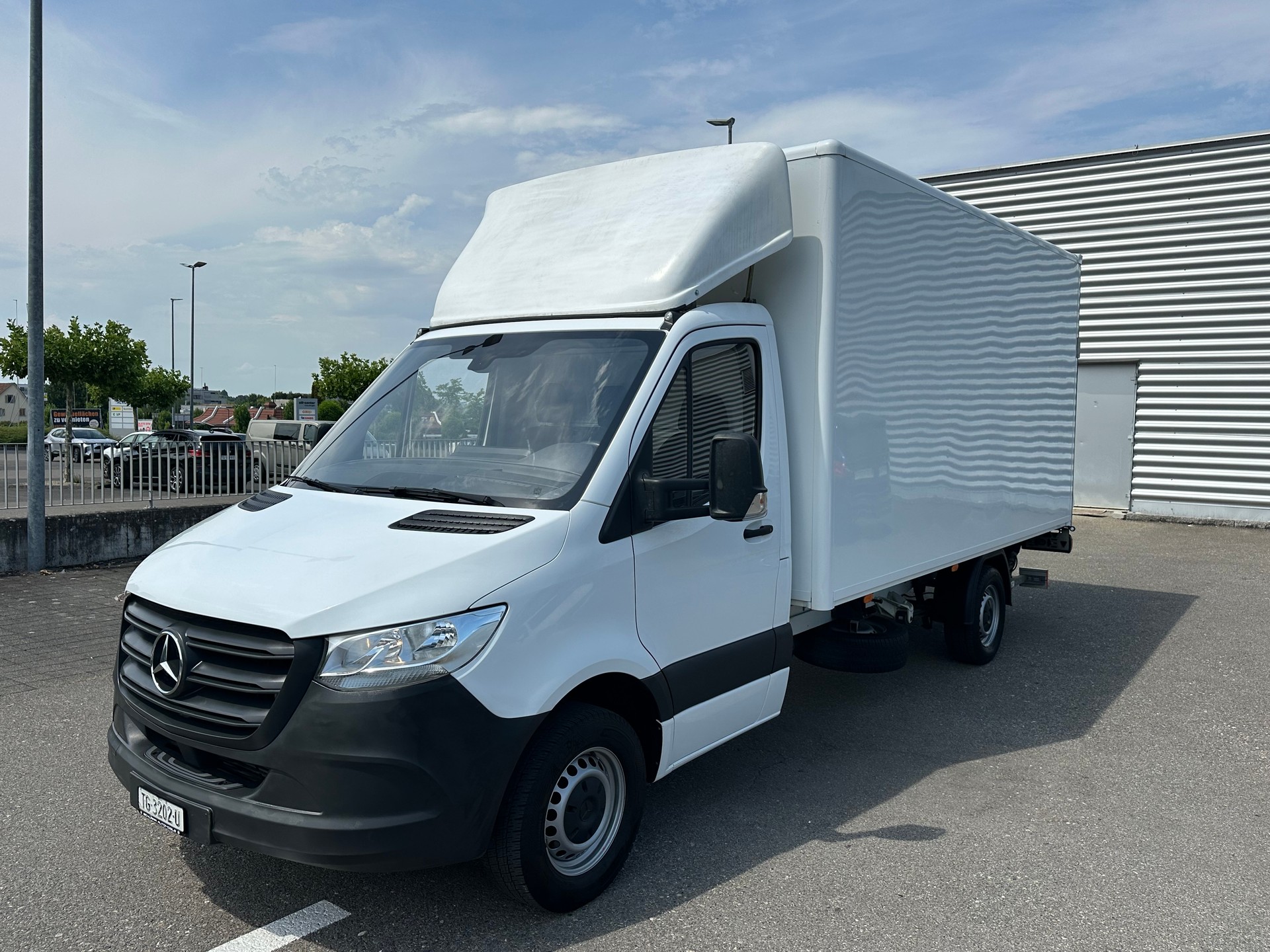 MERCEDES-BENZ Kofferaufbau mit Hebebühne / Anhängerkupplung 3,5t-image-1