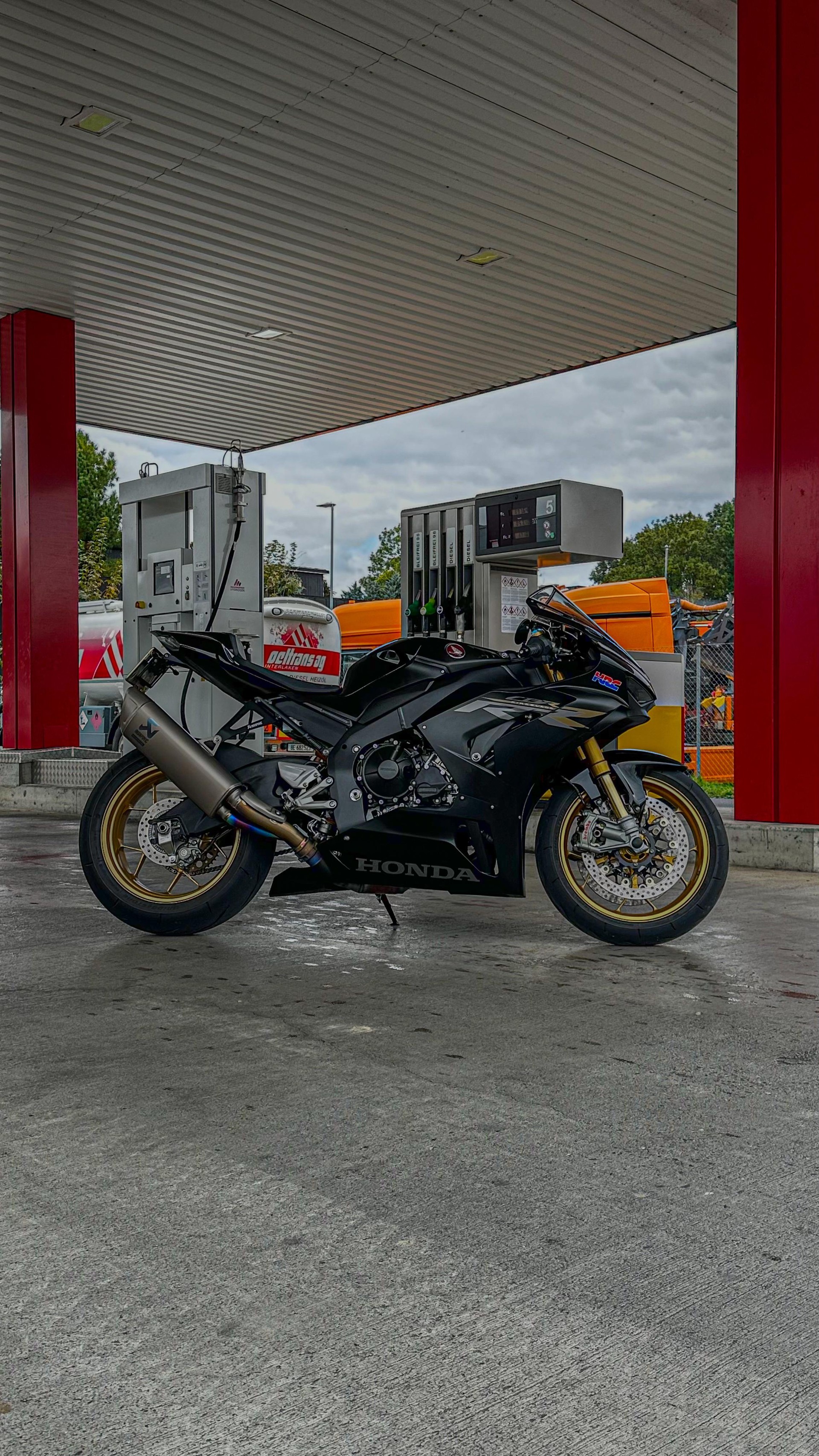 HONDA CBR 1000 RR-R SP-image-1