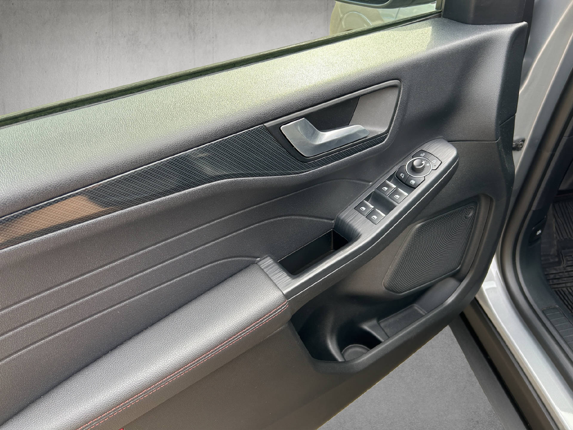 FORD Kuga 2.5 Plug-in Hybrid ST-Line X-image-12