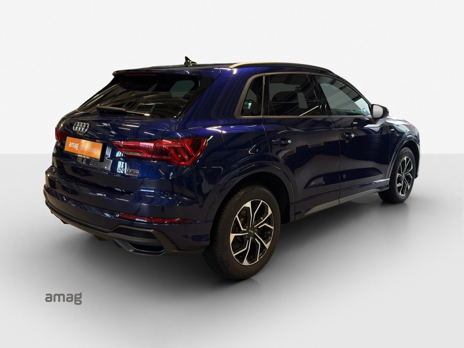 AUDI Q3 40 TFSI S line quattro S-tronic-image-4