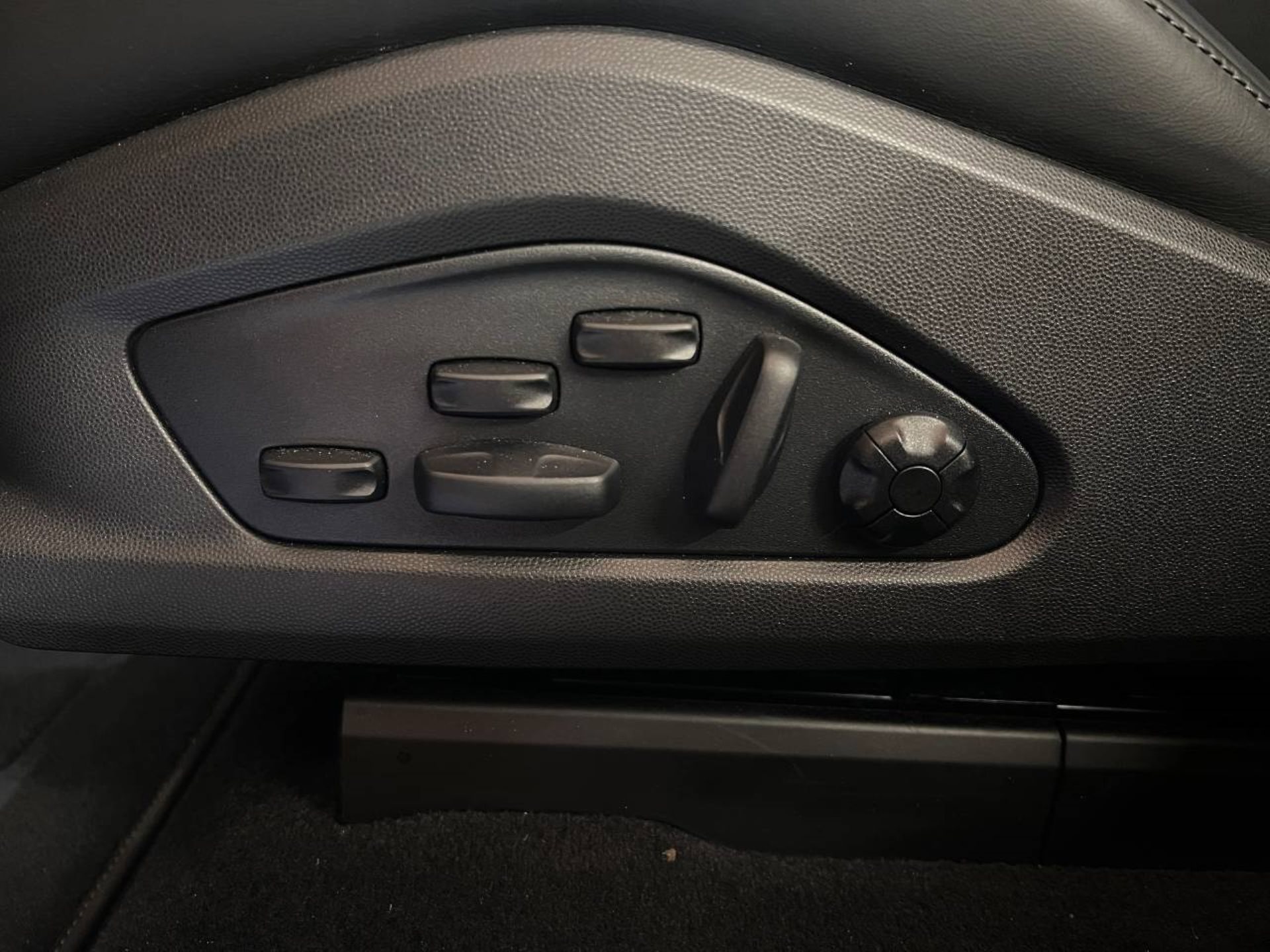 PORSCHE Macan Turbo-image-23